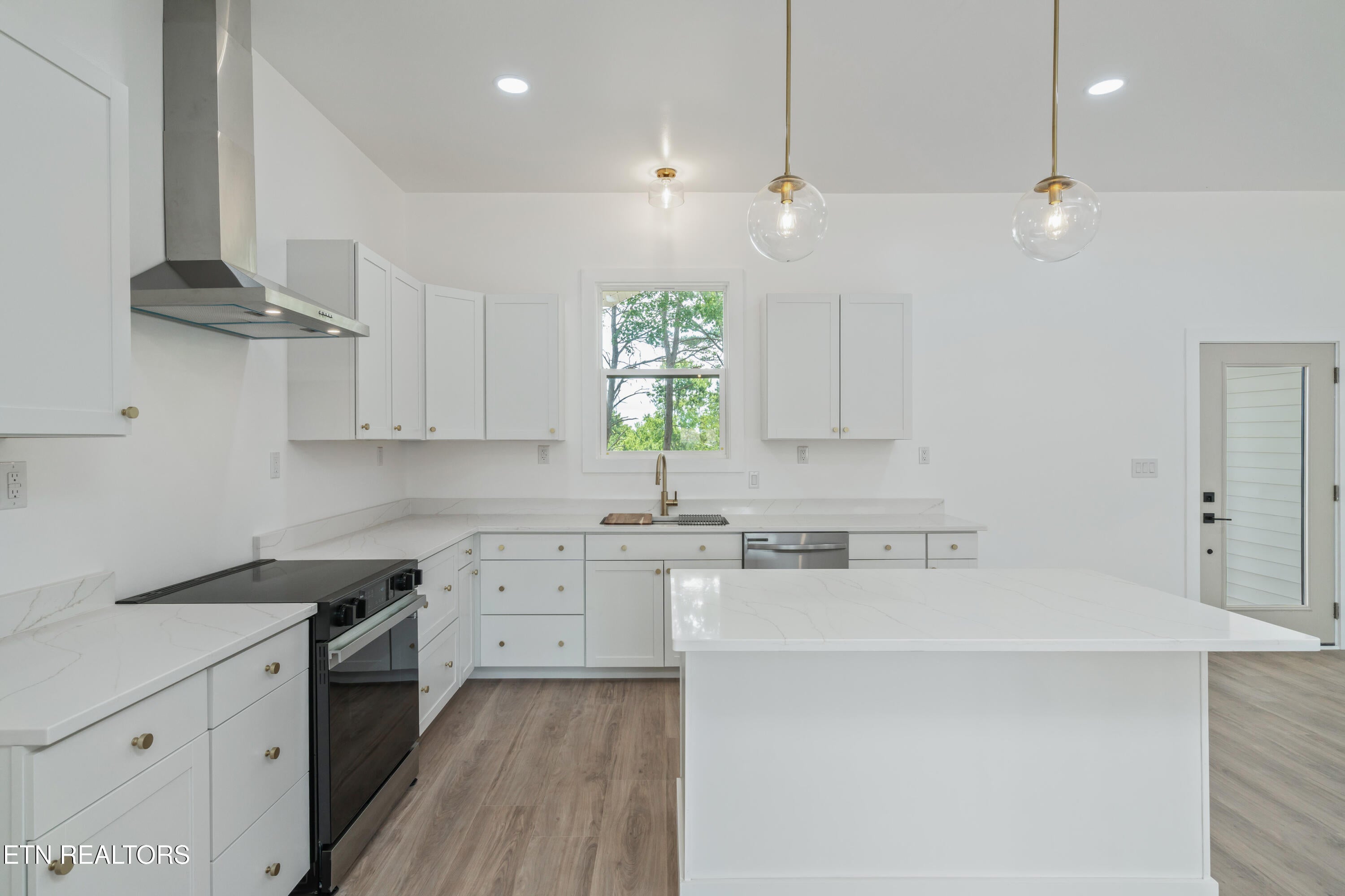 Kingston, Tennessee, 37763, United States, 3 Bedrooms Bedrooms, ,2 BathroomsBathrooms,Residential,For Sale,1907401