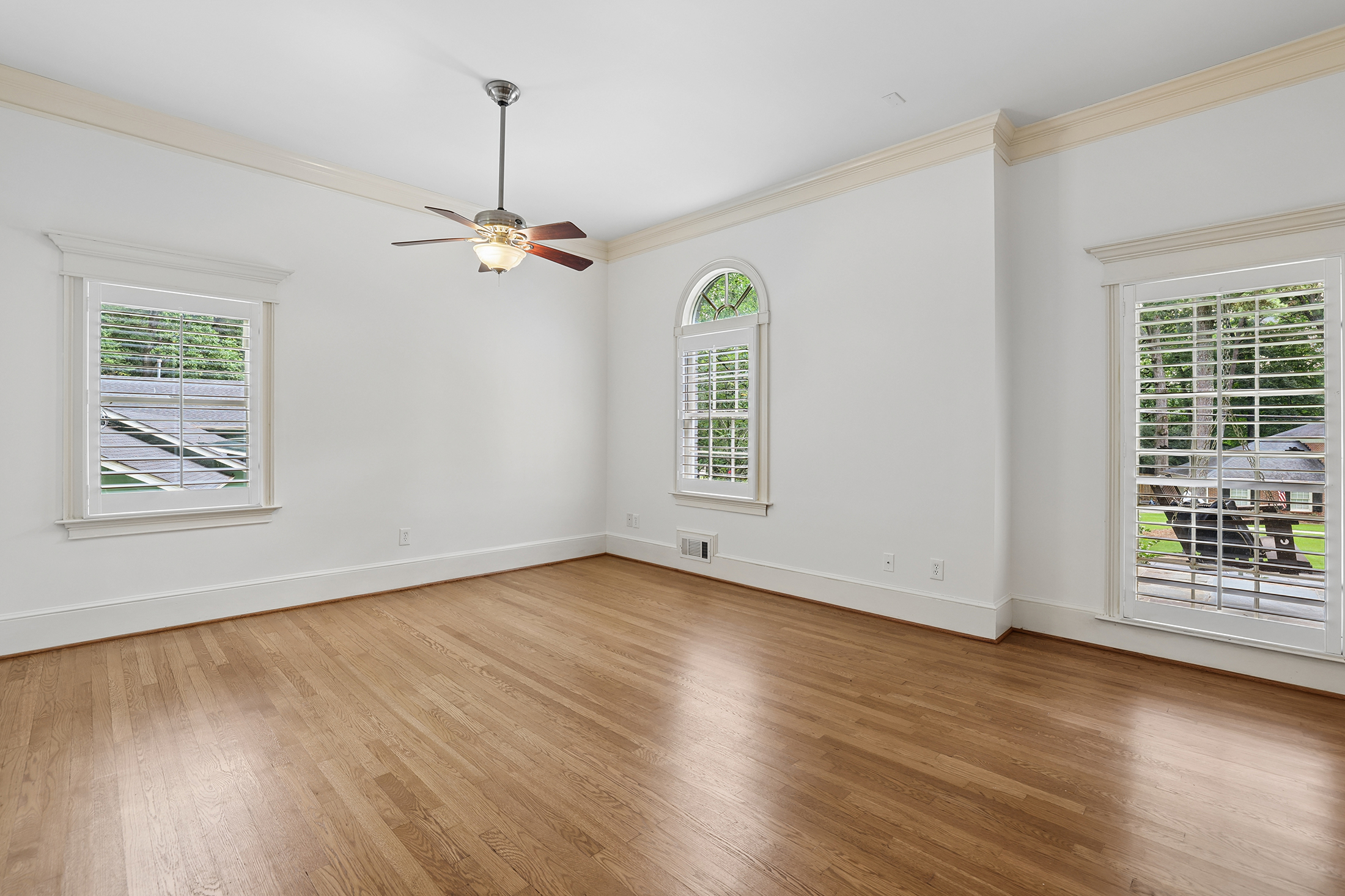  Handsome Updated Home with Amazing Space, Indoors and Out - 物件實景