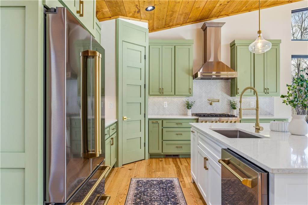 Morganton, Georgia, 30560, United States, 3 Bedrooms Bedrooms, ,4 BathroomsBathrooms,Residential,For Sale,2037777