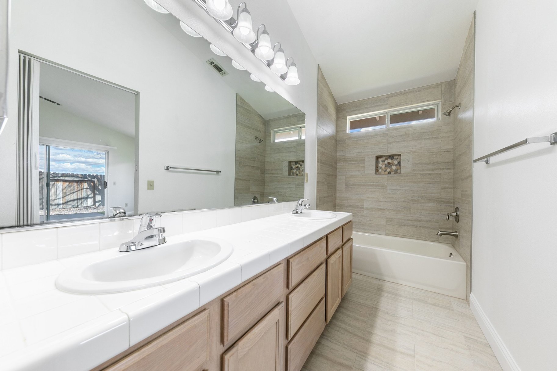  3 Bedrooms, 2 bath, 2 car garage, single level home in Minden NV - 物件實景