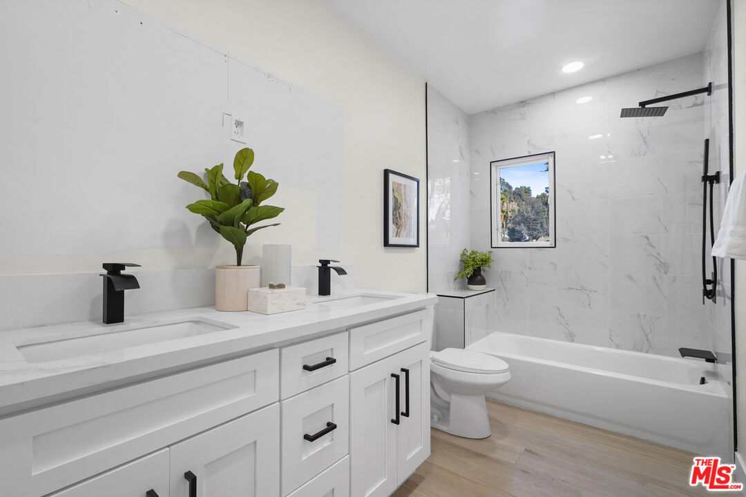 Los Angeles, California, 90068, United States, 5 Bedrooms Bedrooms, ,4 BathroomsBathrooms,Residential,For Sale,1892047