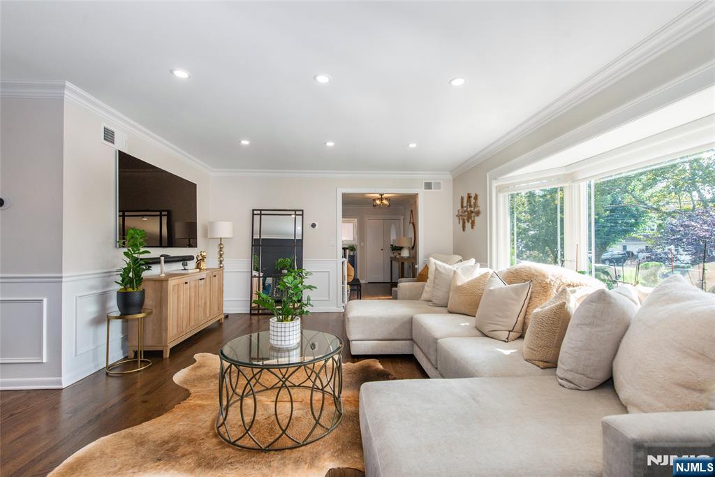 Elmwood Park, New Jersey, 07407, United States, 3 Bedrooms Bedrooms, ,3 BathroomsBathrooms,Residential,For Sale,1941820