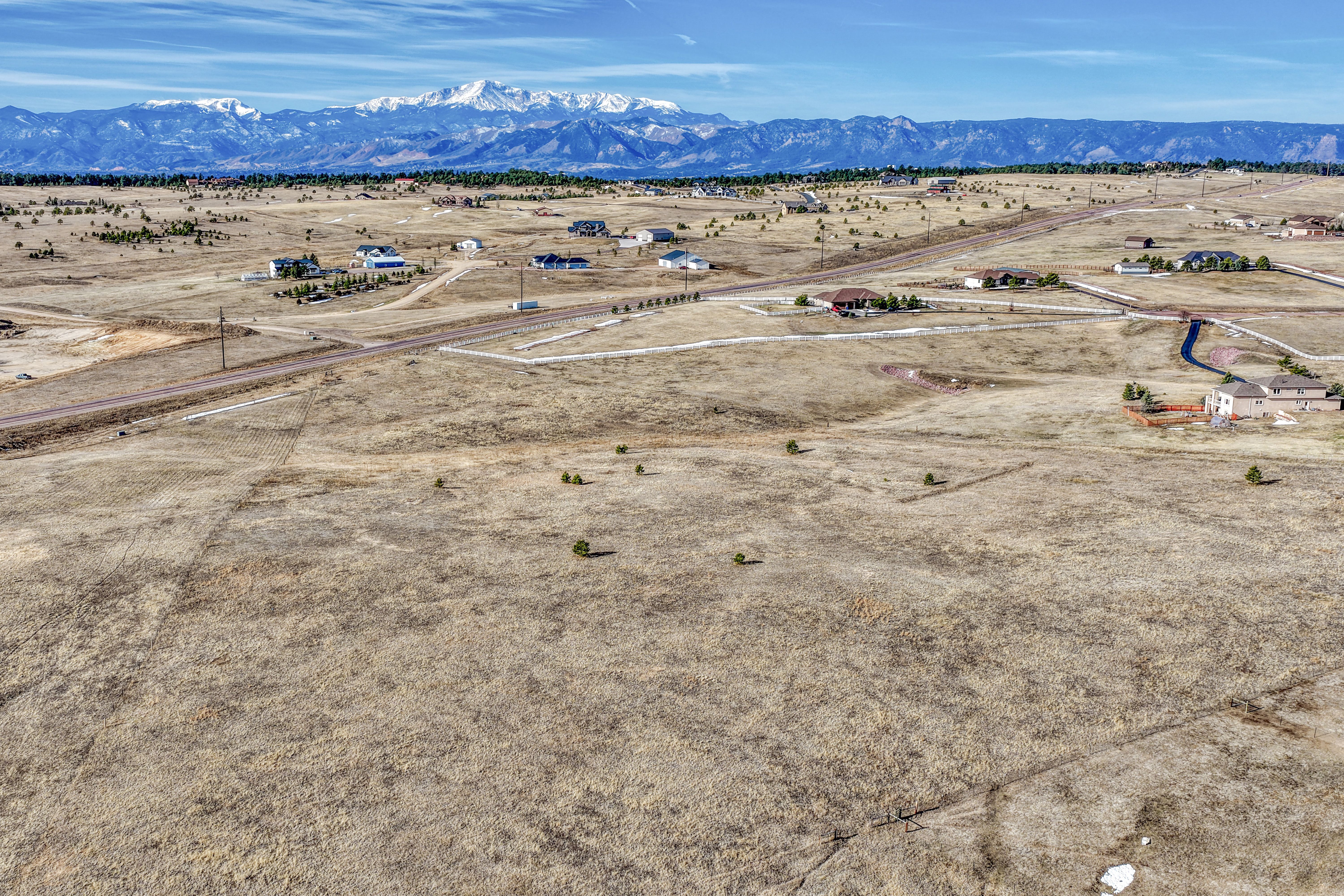  5 acres with mountain views in sought after Black Forest - 物件實景