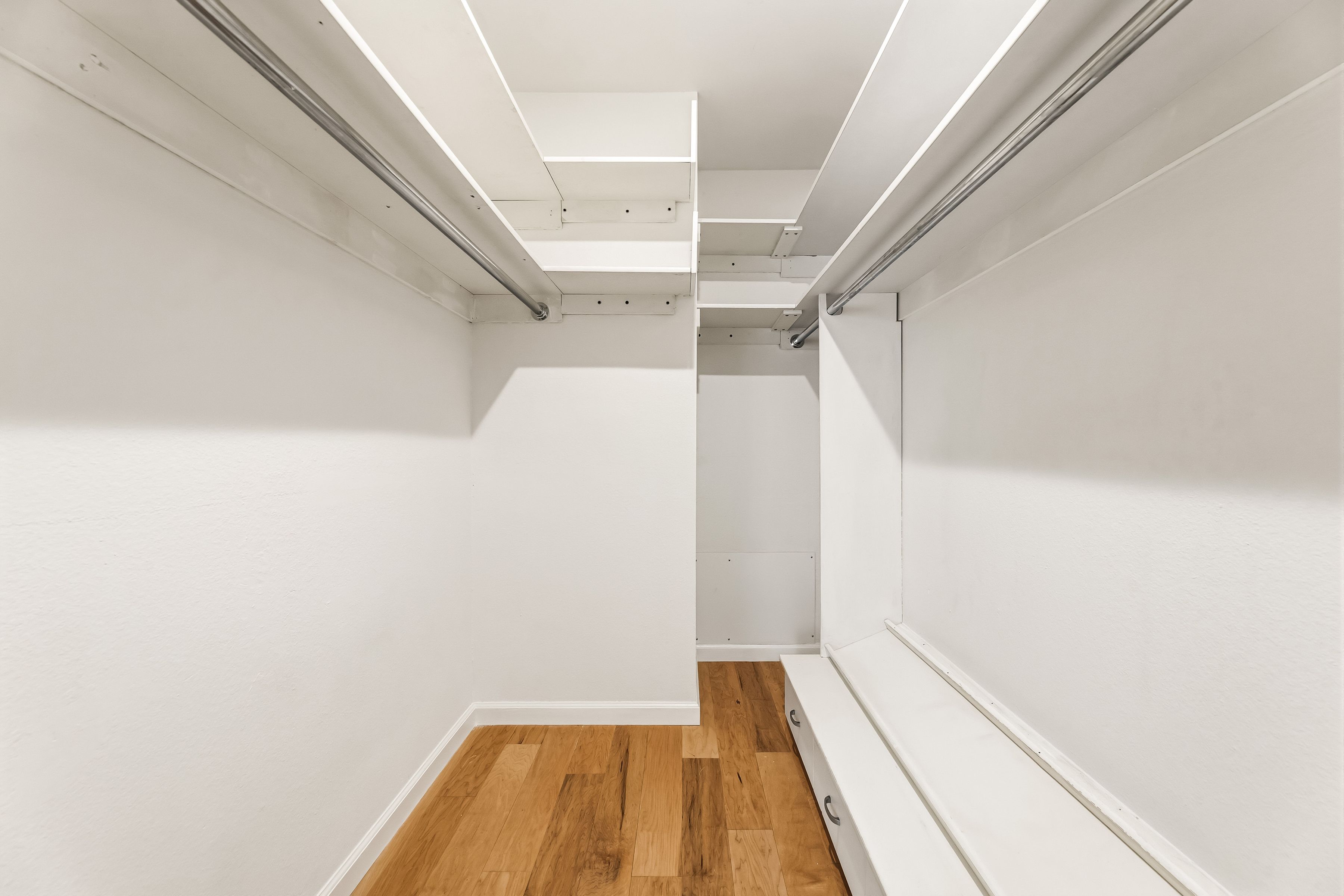  2320 S Bentley Ave - 物件實景