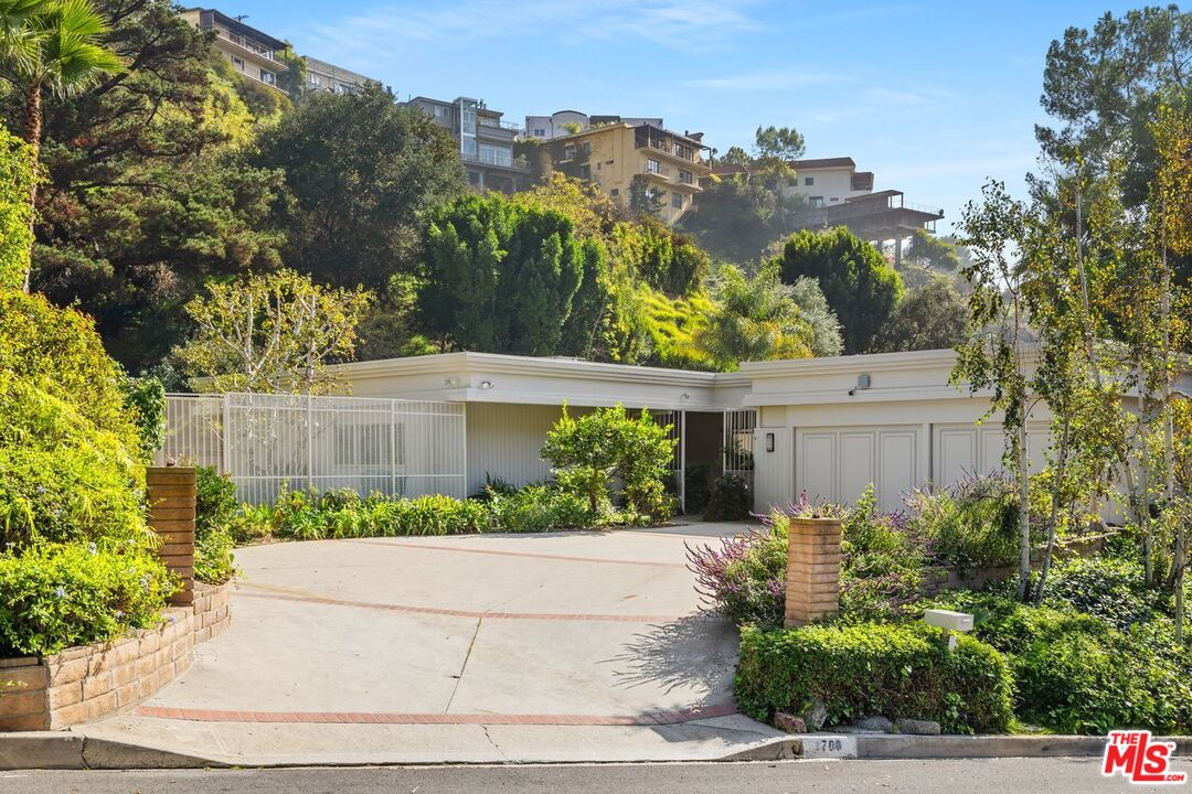 Los Angeles, California, 90069, United States, 4 Bedrooms Bedrooms, ,3 BathroomsBathrooms,Residential,For Sale,1989358