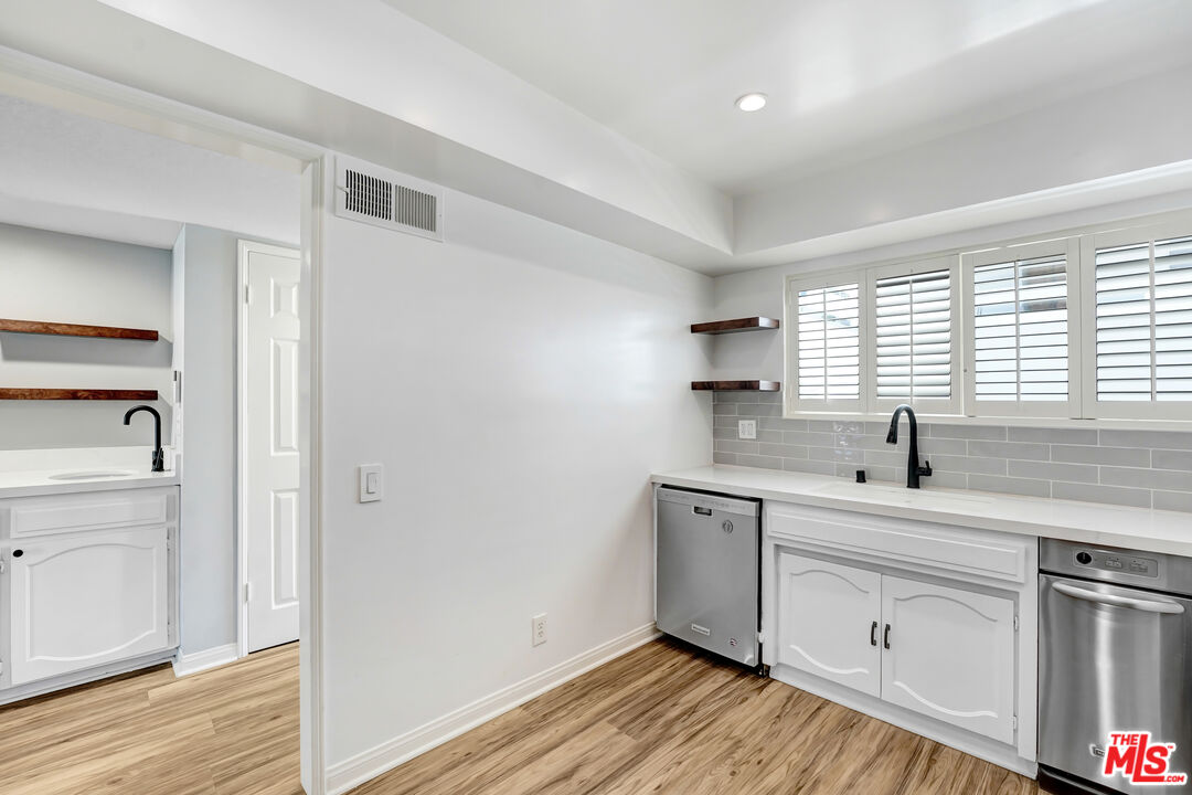 Sherman Oaks, California, 91403, United States, 2 Bedrooms Bedrooms, ,3 BathroomsBathrooms,Residential,For Sale,1900859