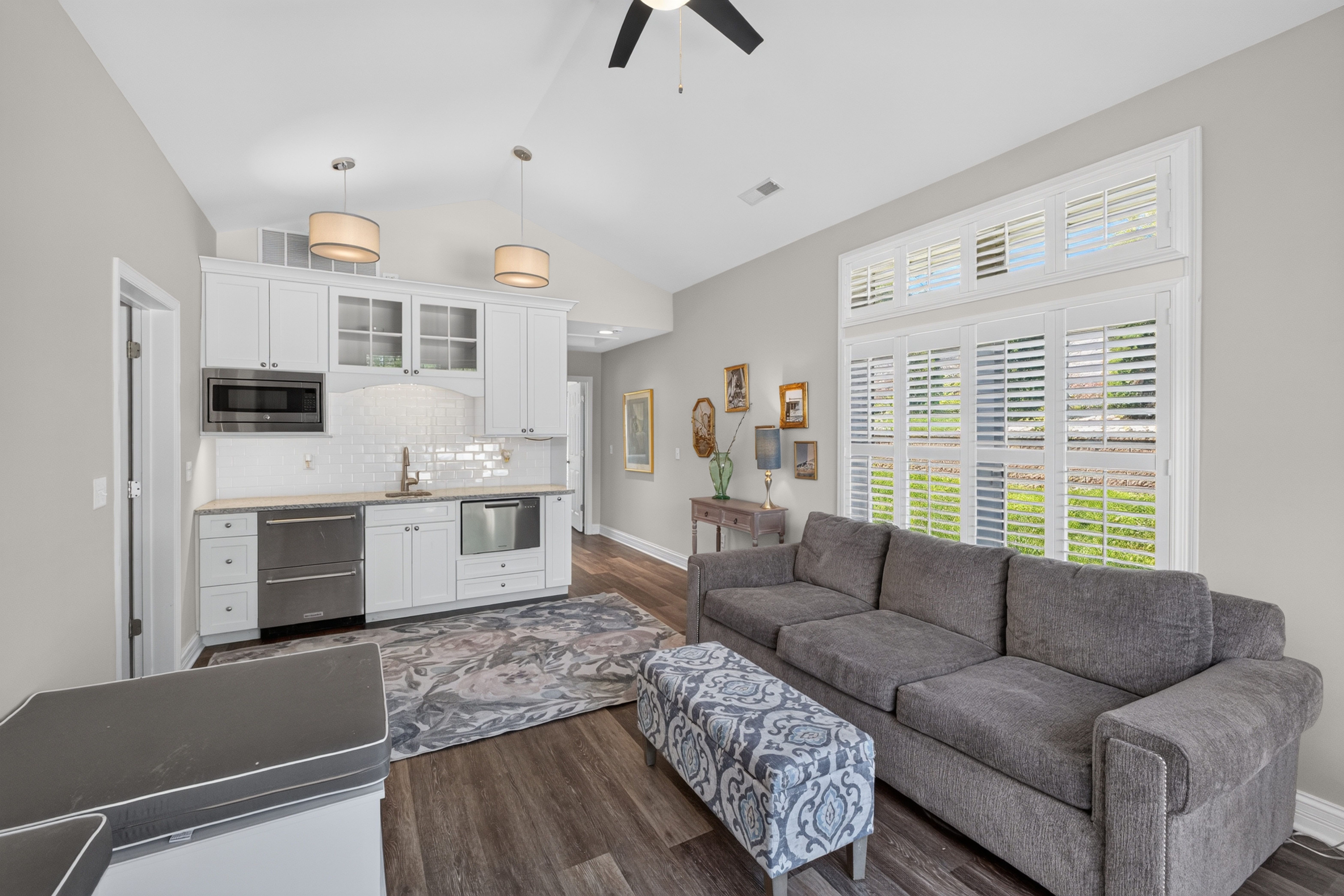  Welcome to this beautifully updated mid-century ranch. - 物件實景