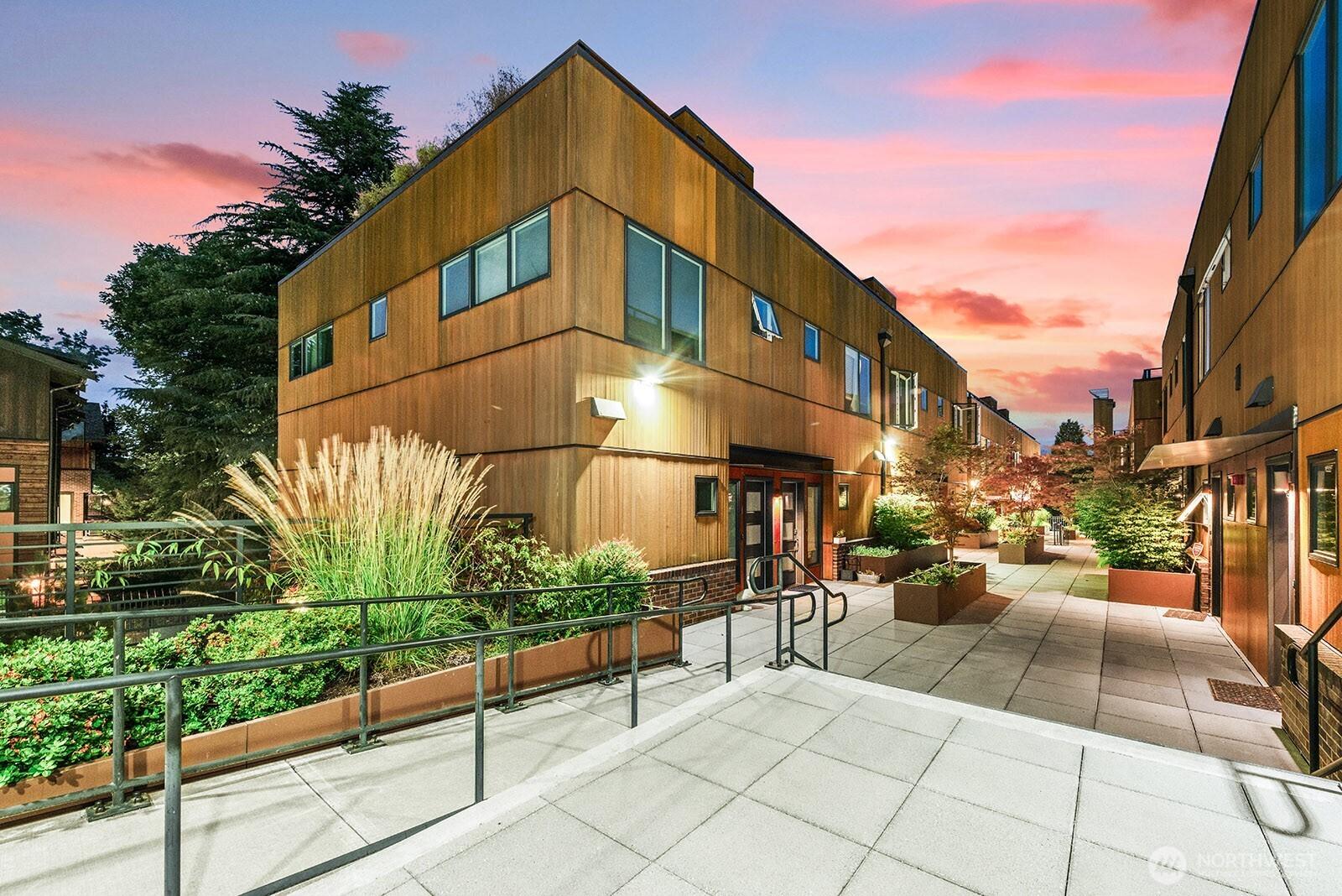 SEATTLE, Washington, 98115, United States, 2 Bedrooms Bedrooms, ,3 BathroomsBathrooms,Residential,For Sale,1918220