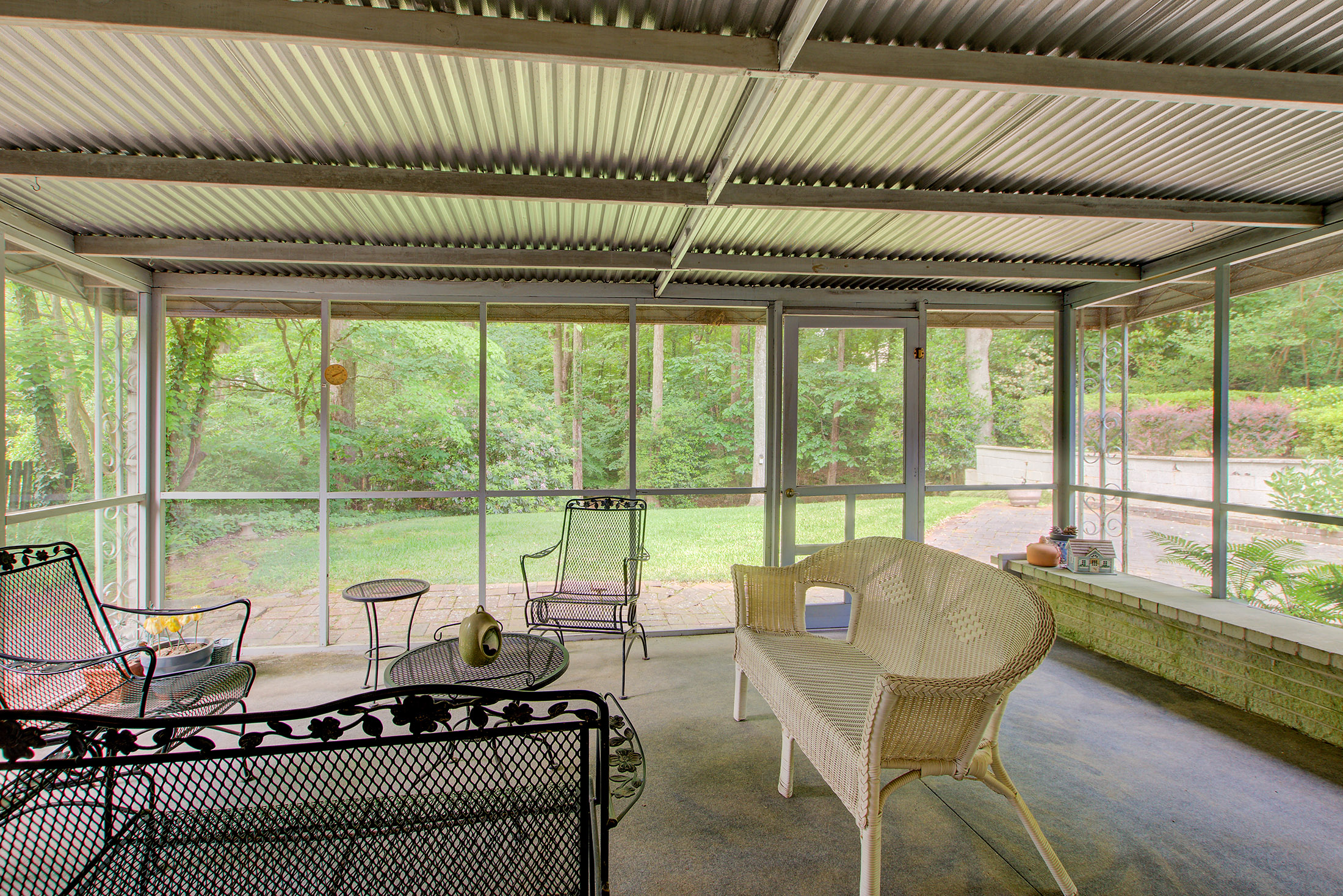  Mid-Century Modern Home on a Beautifully Landscaped Private Lot - 物件實景
