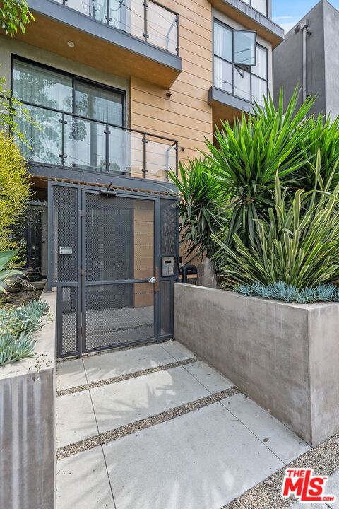 Los Angeles, California, 90025, United States, 9 Bedrooms Bedrooms, ,Residential,For Sale,1940770
