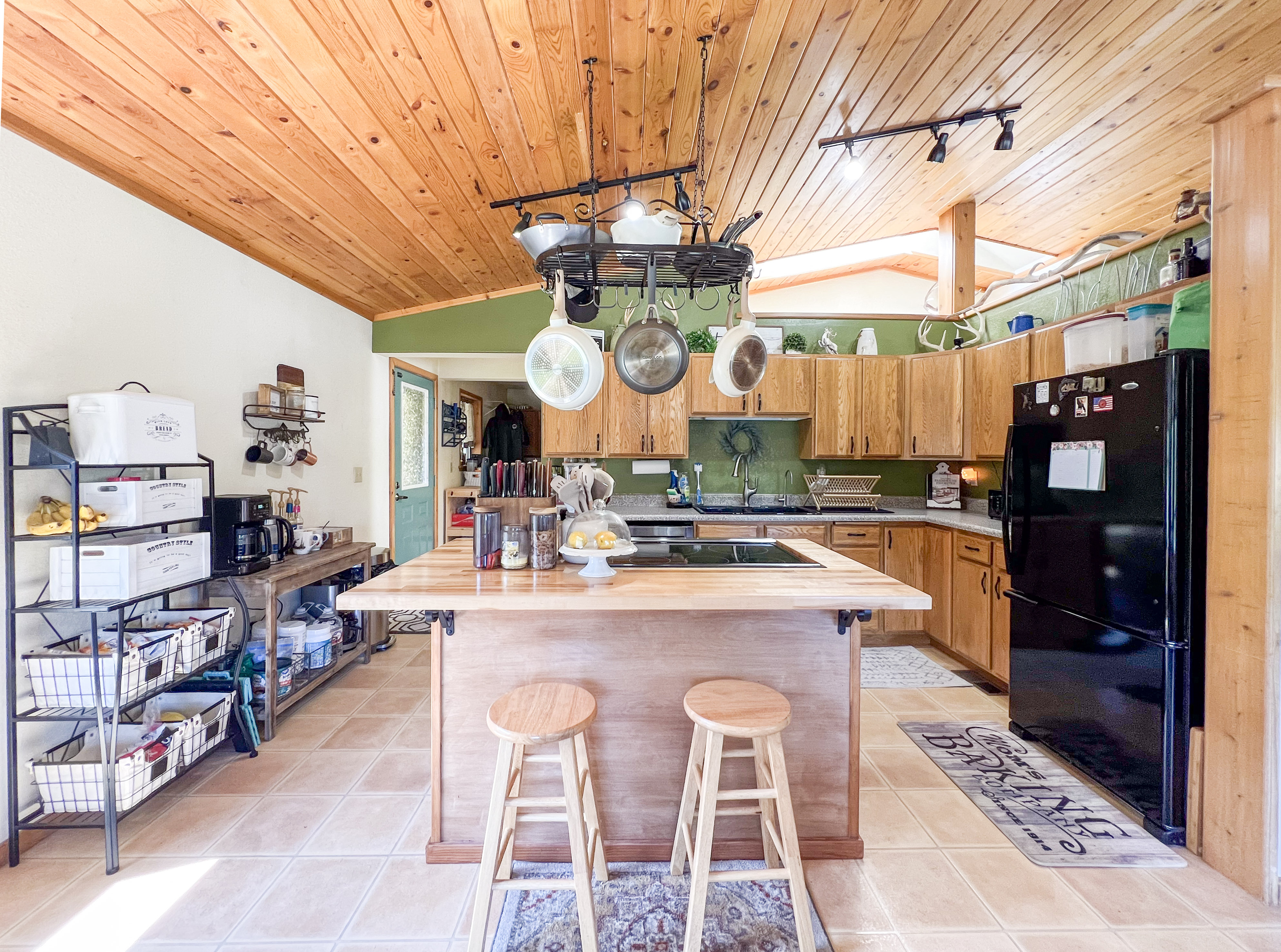 Colville, Washington, 99114, United States, 2 Bedrooms Bedrooms, ,2 BathroomsBathrooms,Residential,For Sale,1928739