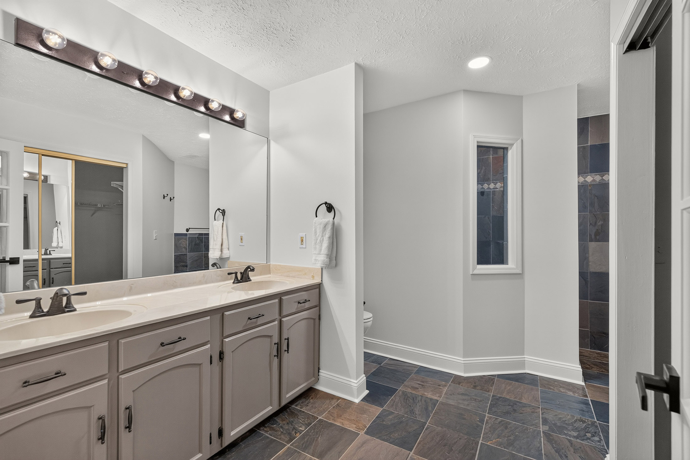  Exceptional Value in Mannings Ridge with Major Updates Throughout - 物件實景