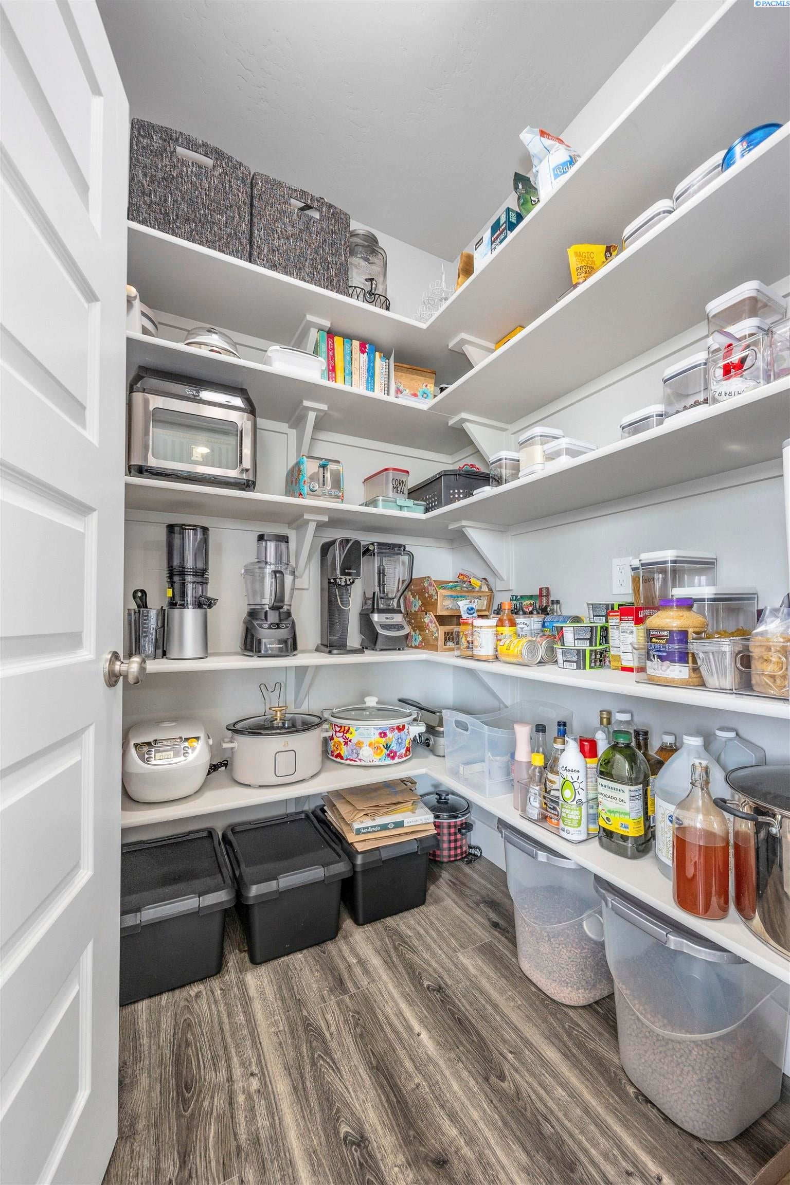 Kennewick, Washington, 99338, United States, 4 Bedrooms Bedrooms, ,3 BathroomsBathrooms,Residential,For Sale,1977201