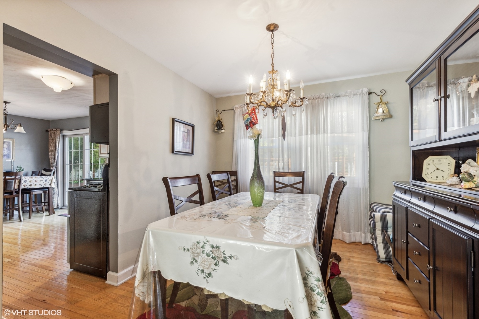 Glen Ellyn, Illinois, 60137, United States, 4 Bedrooms Bedrooms, ,3 BathroomsBathrooms,Residential,For Sale,1827602