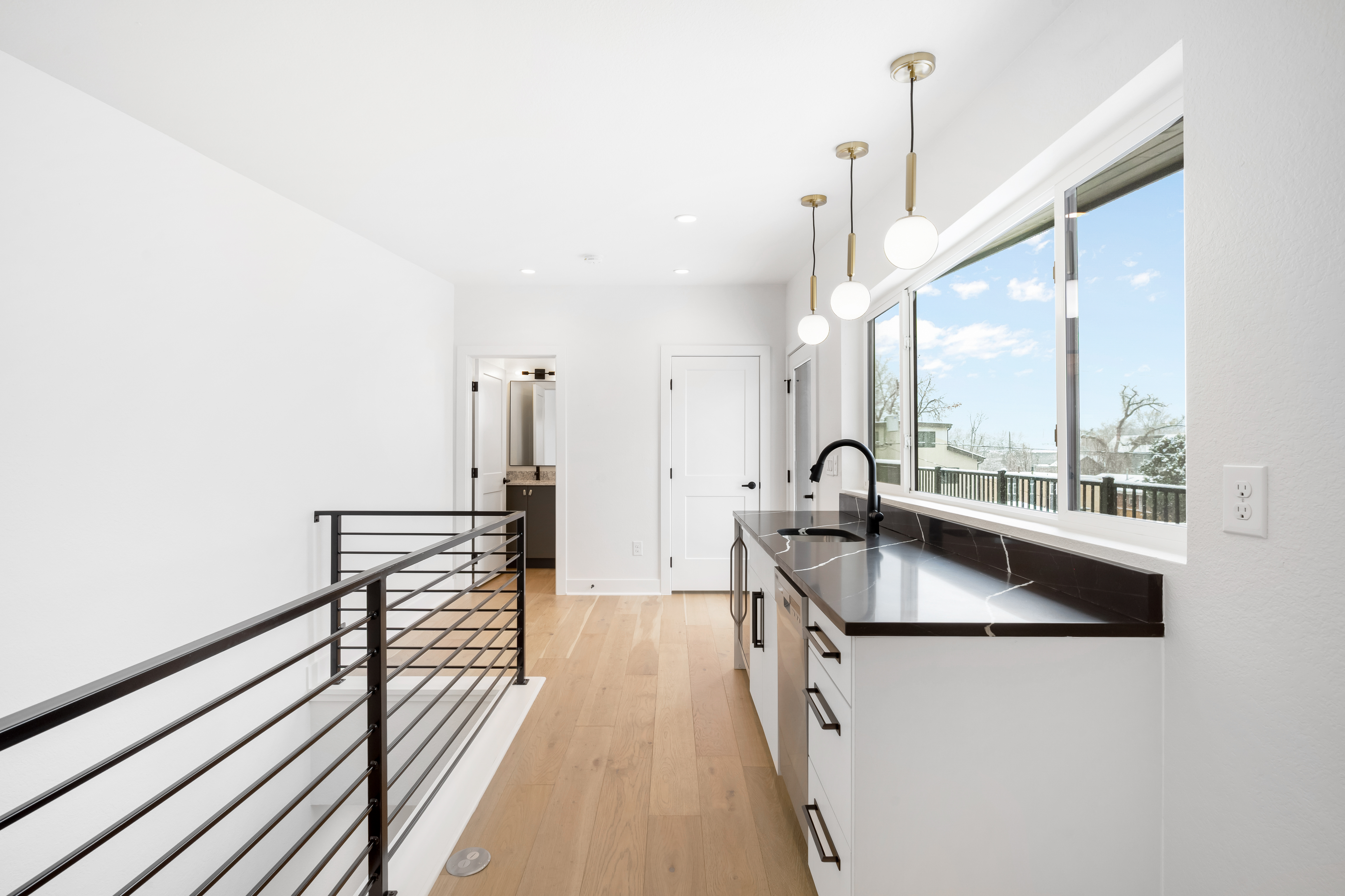  Spacious Wraparound Yard Meets Prime City Access - 物件實景