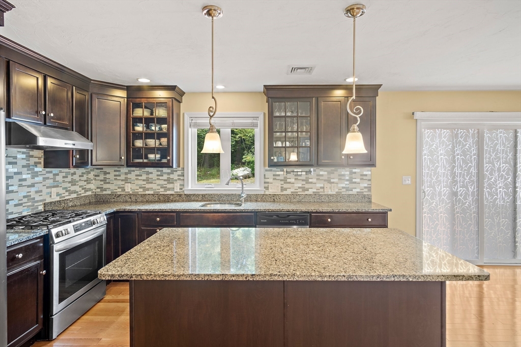 Rockland, Massachusetts, 02370, United States, 4 Bedrooms Bedrooms, ,3 BathroomsBathrooms,Residential,For Sale,1898711