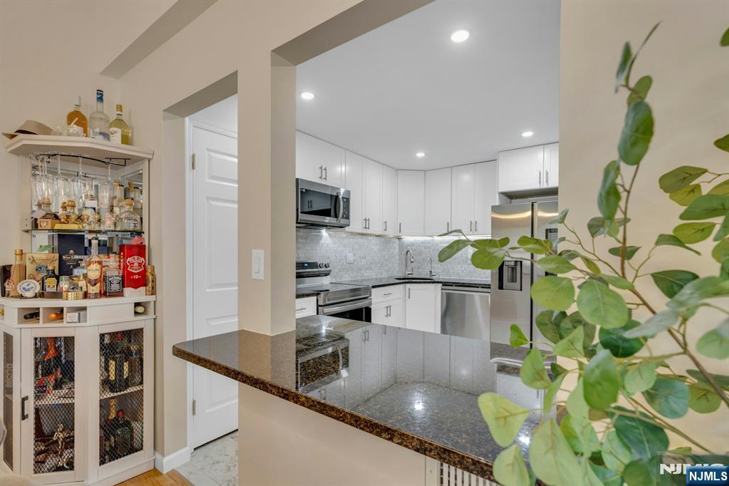 Palisades Park, New Jersey, 07650, United States, 2 Bedrooms Bedrooms, ,3 BathroomsBathrooms,Residential,For Sale,1960727