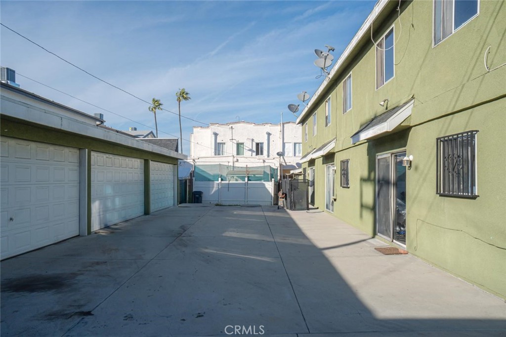 Los Angeles, California, 90061, United States, 14 Bedrooms Bedrooms, ,8 BathroomsBathrooms,Residential,For Sale,1855193