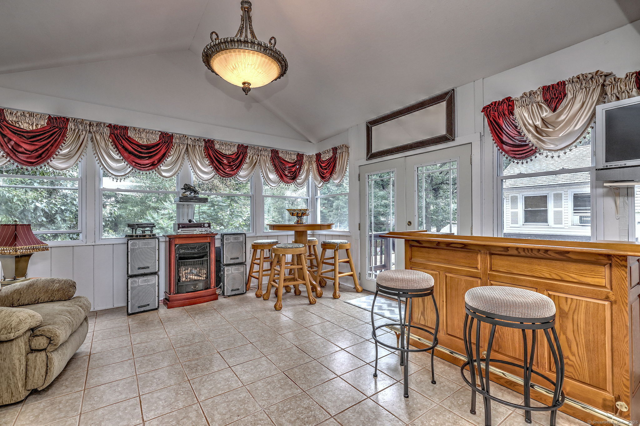West Haven, Connecticut, 06516, United States, 3 Bedrooms Bedrooms, ,2 BathroomsBathrooms,Residential,For Sale,1925877