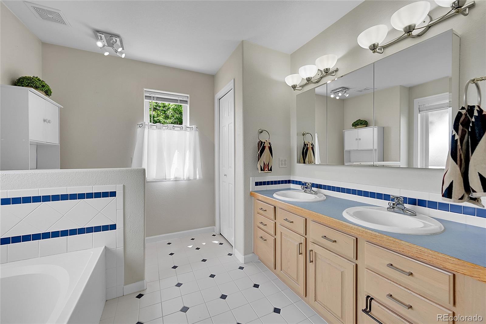 Strasburg, Colorado, 80136, United States, 3 Bedrooms Bedrooms, ,4 BathroomsBathrooms,Residential,For Sale,1847034