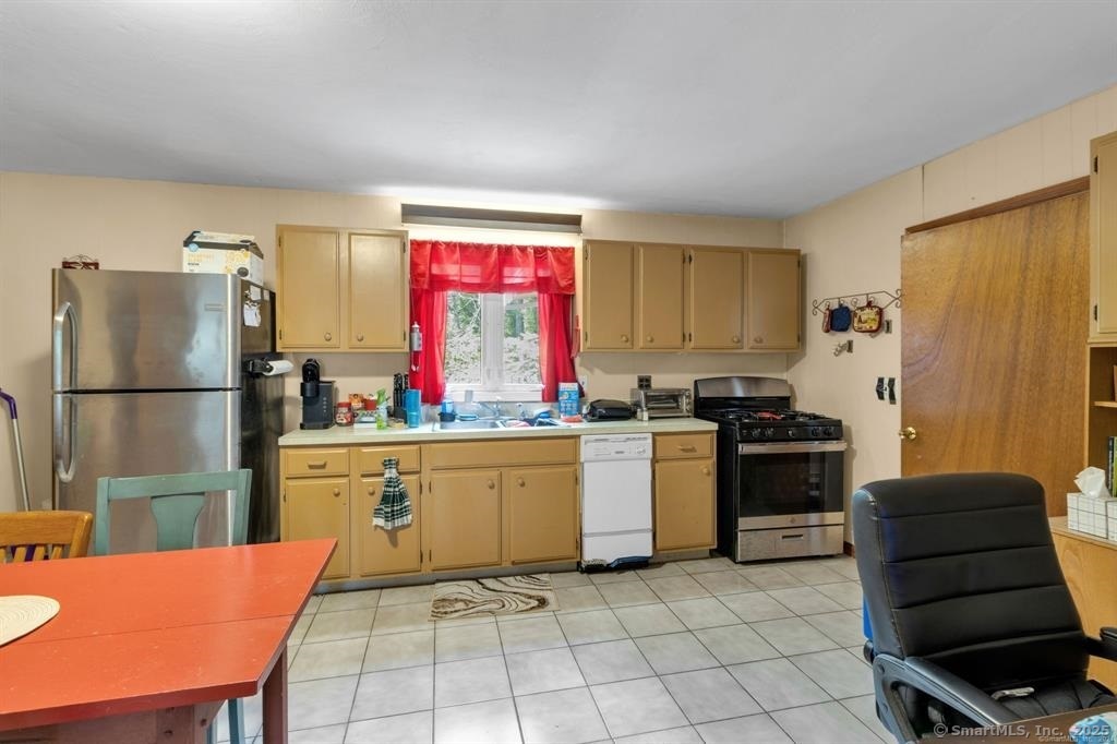 Brookfield, Connecticut, 06804, United States, 4 Bedrooms Bedrooms, ,2 BathroomsBathrooms,Residential,For Sale,1730338