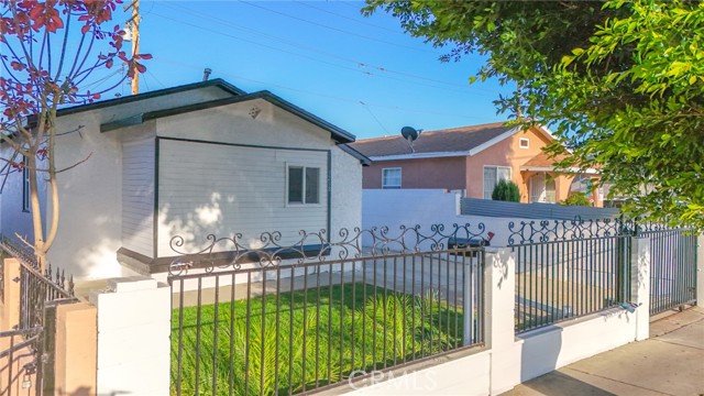 Los Angeles, California, 90002, United States, 3 Bedrooms Bedrooms, ,2 BathroomsBathrooms,Residential,For Sale,1928676