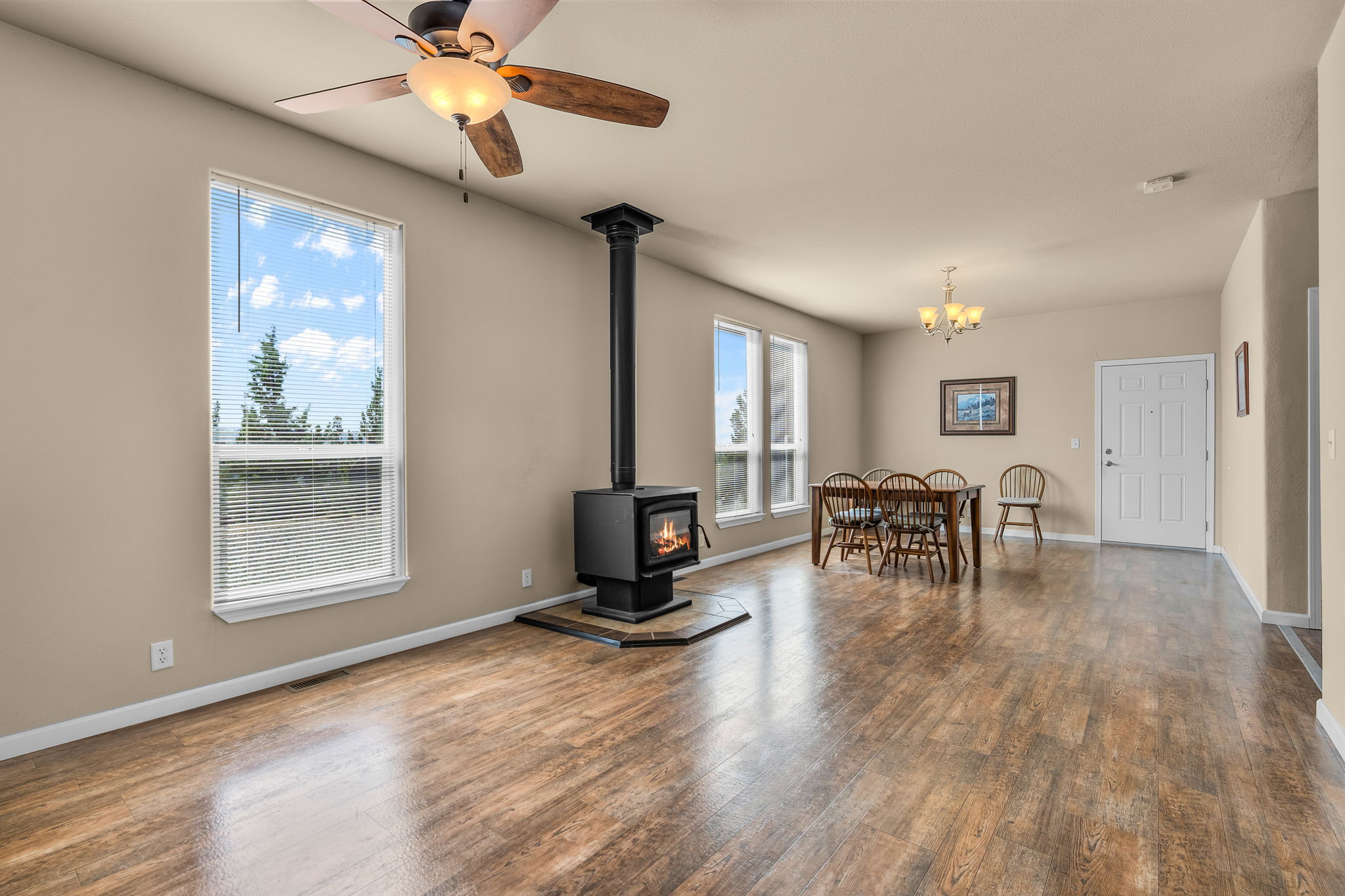 Prineville, Oregon, 97754, United States, 3 Bedrooms Bedrooms, ,2 BathroomsBathrooms,Residential,For Sale,1941697