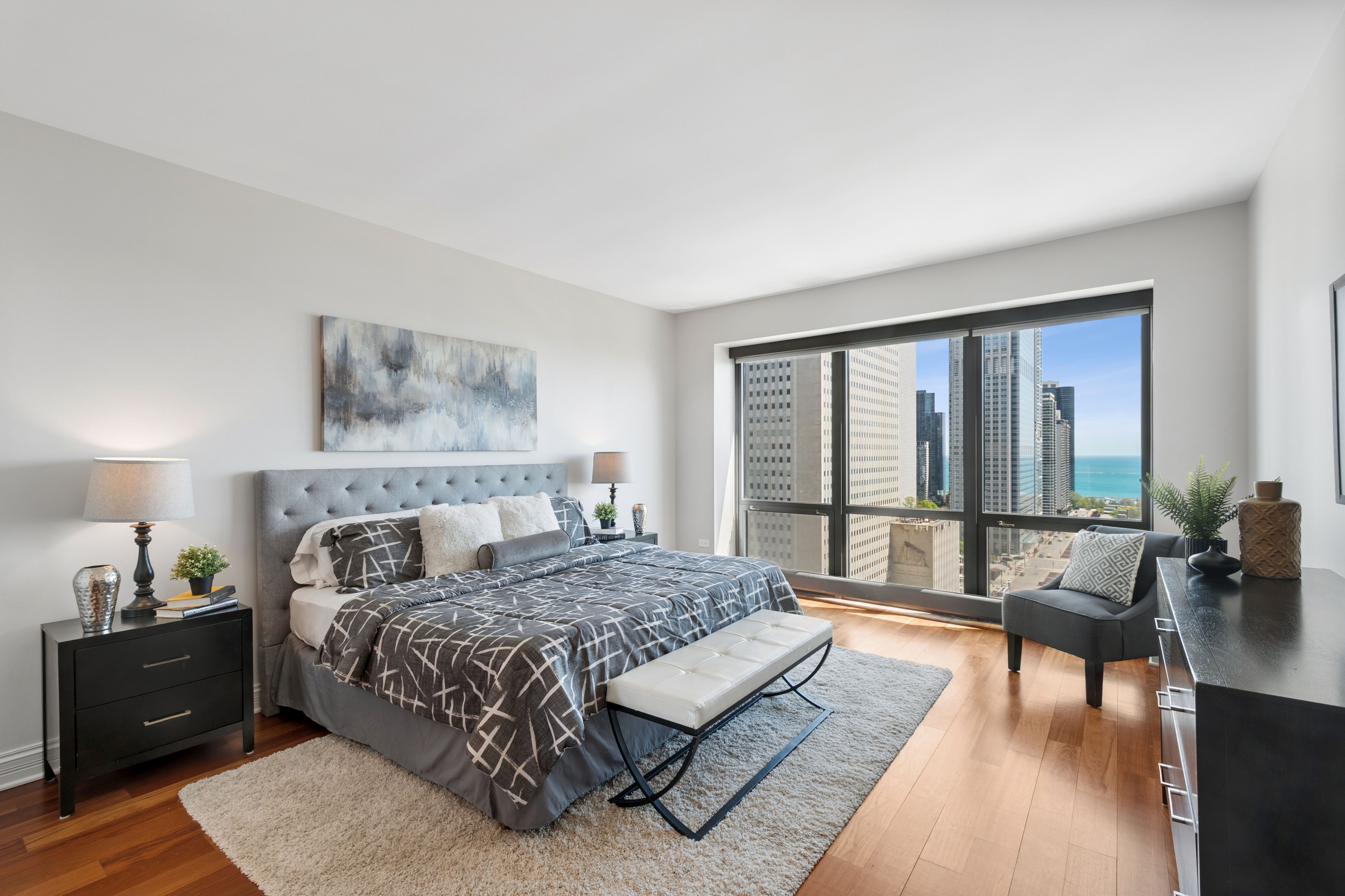  Spacious Living Room and Dining Area Overlook the Park, Lakefront and The Bean - 物件實景