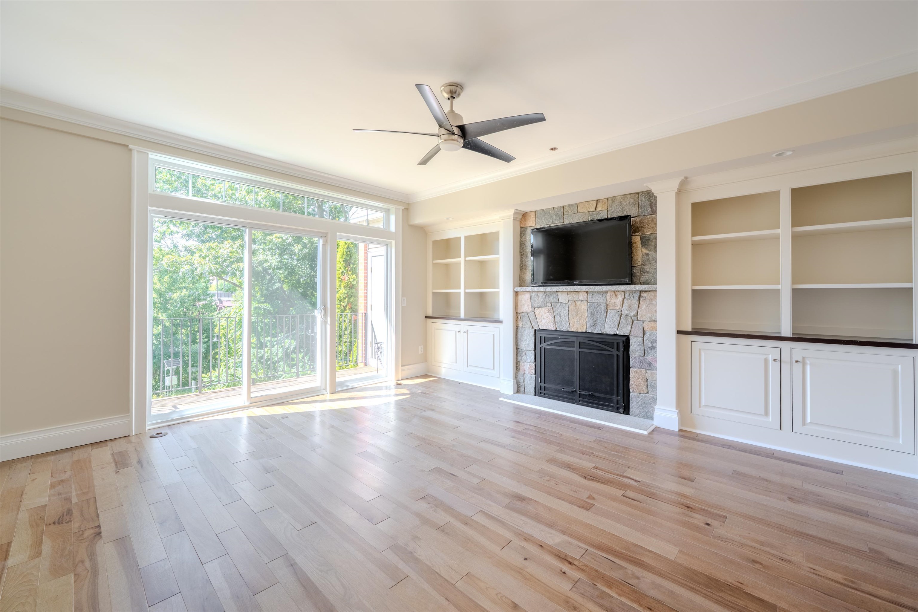 Manchester, New Hampshire, 03101, United States, 2 Bedrooms Bedrooms, ,1 BathroomBathrooms,Residential,For Sale,1933144