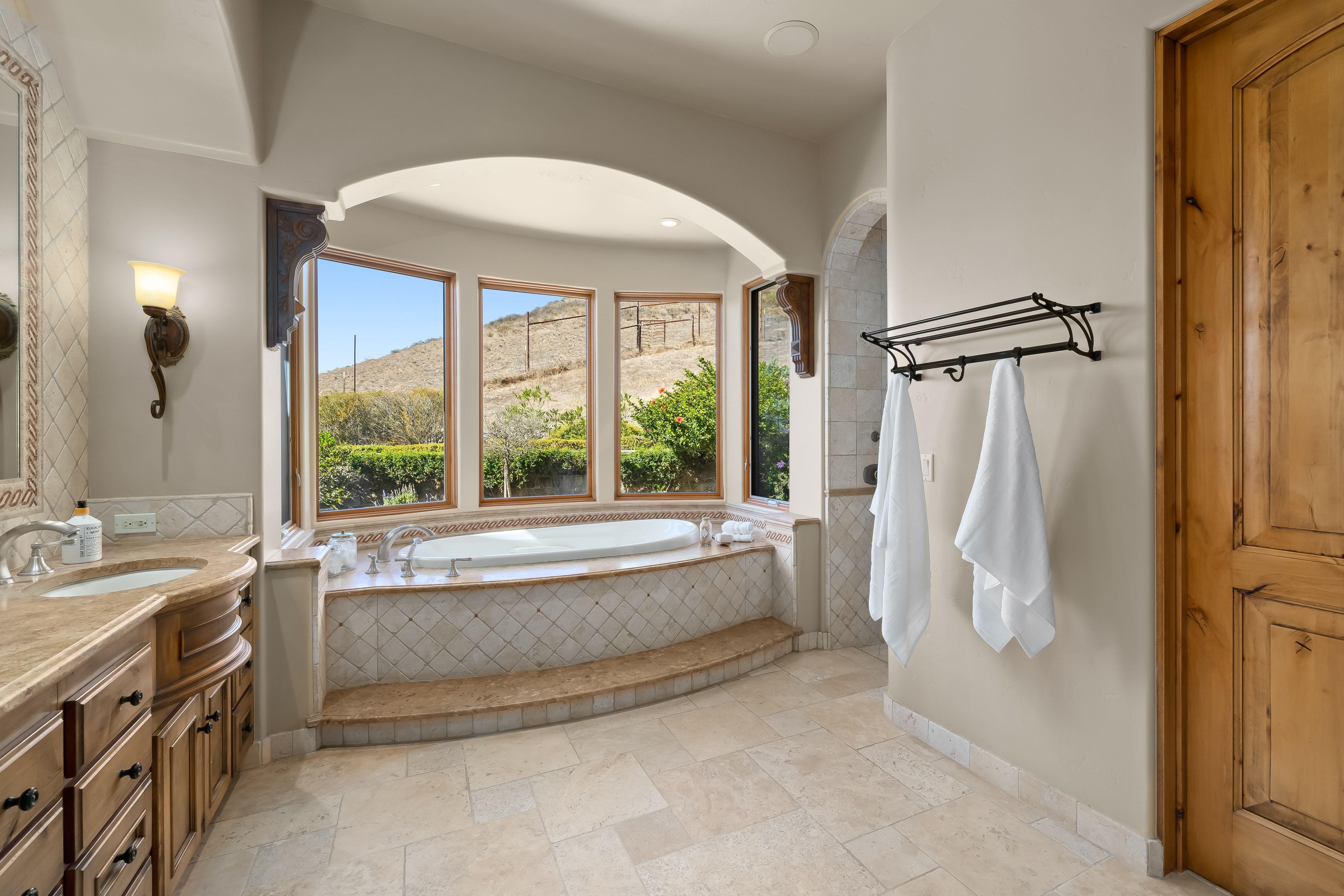  Edna Valley Mediterranean-Style Home with Panoramic Views - 物件實景