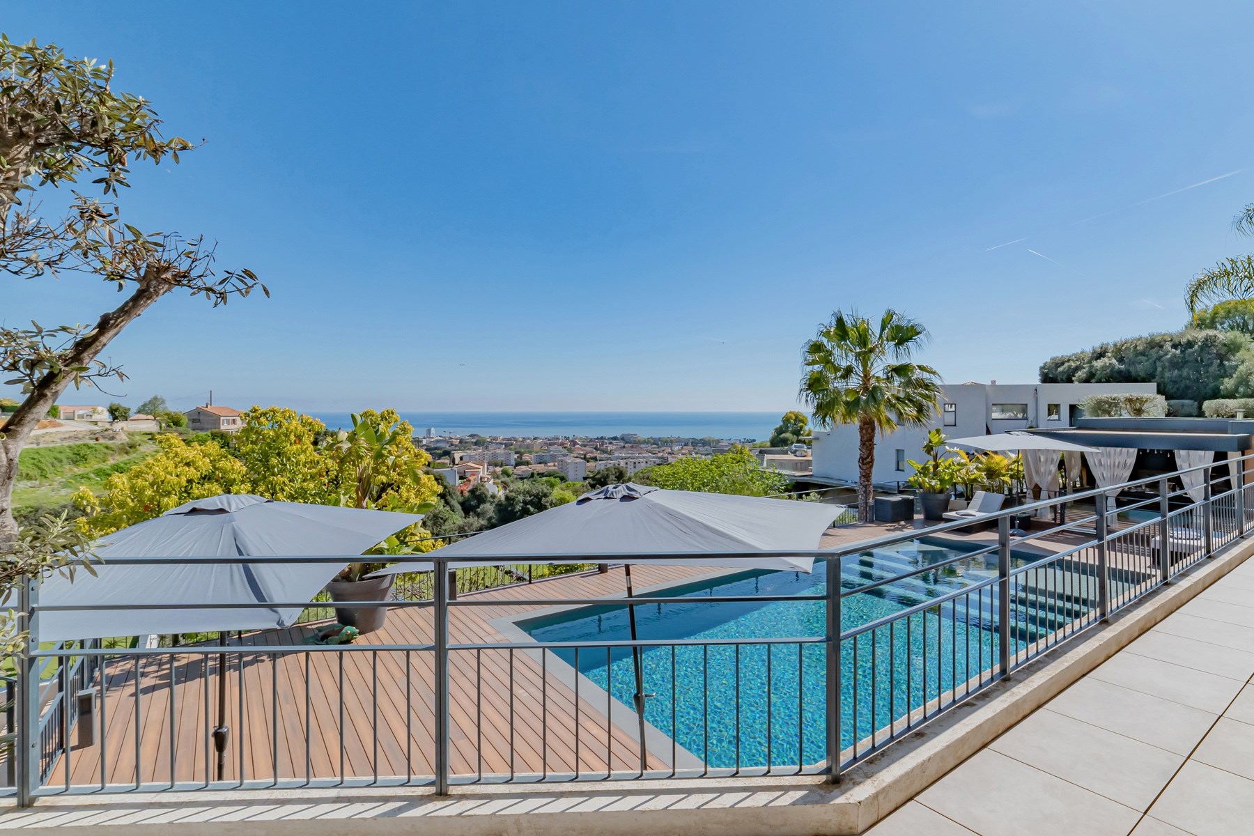  Hills of Cagnes-sur-Mer, luxury renovated sea view villa in a private estate ne… - 物件實景