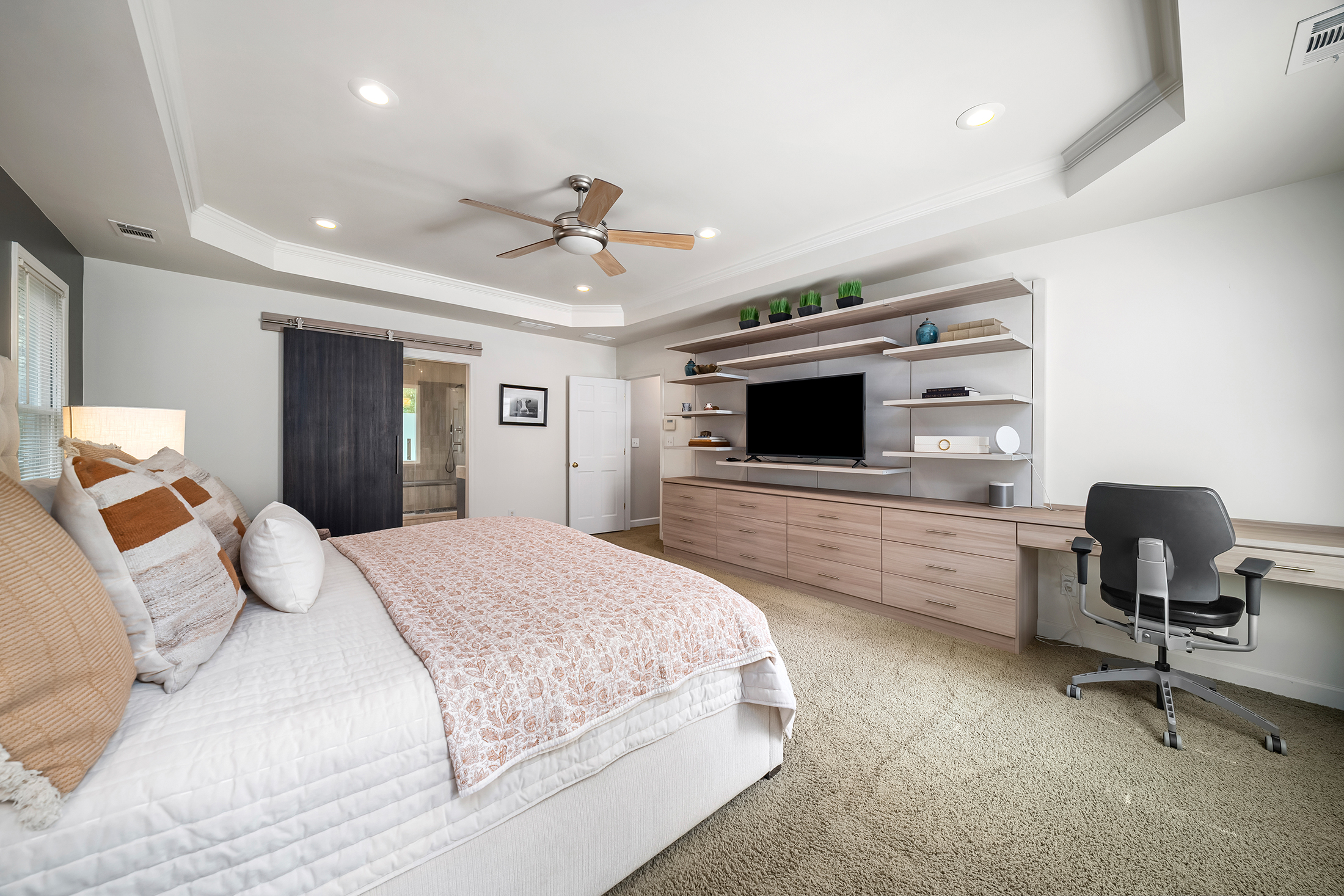  Home Offers a Serene, Wooded Escape Without Giving Up an Inch of Convenience - 物件實景
