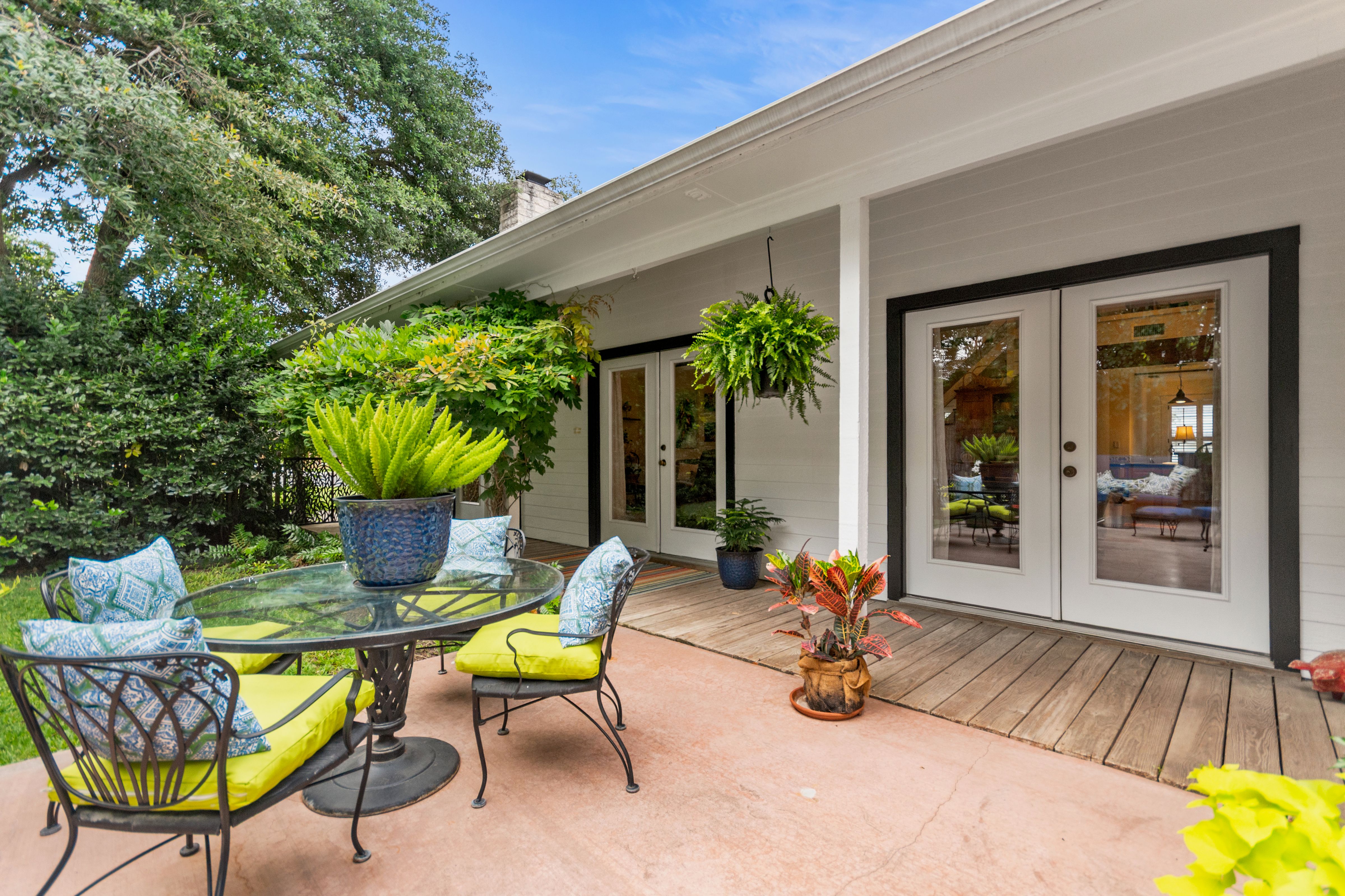  Privacy, Hill Country Charm and Income Potential - 物件實景