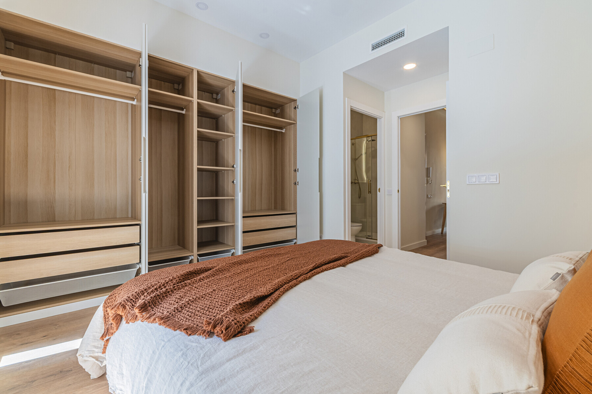  Brand new renovated apartment with terrace and designer furniture - 物件實景