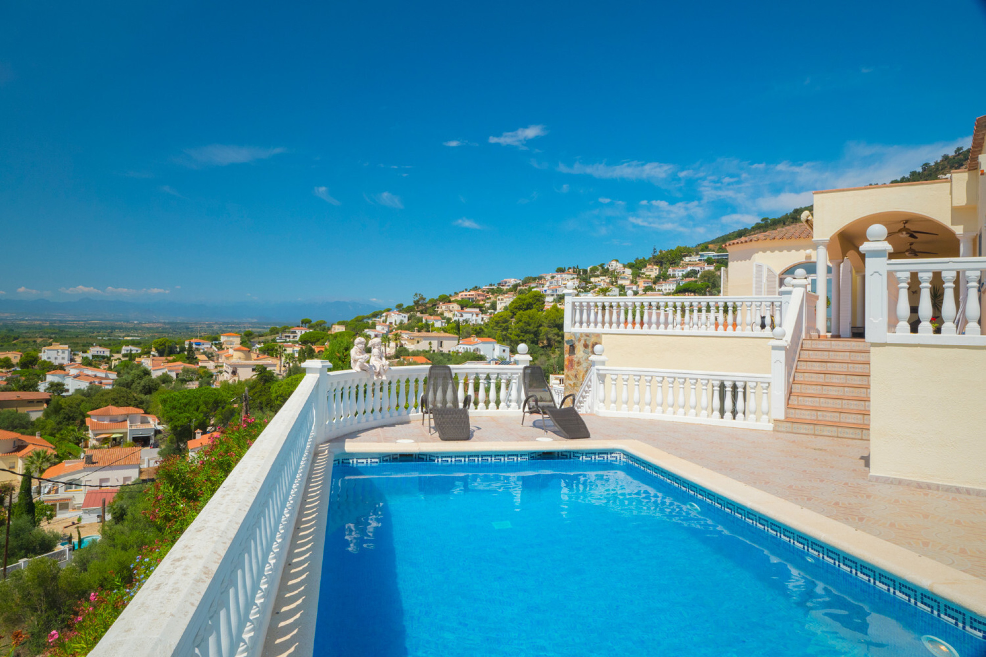  Huge villa for three families with great views of the bay of Roses. - 物件實景