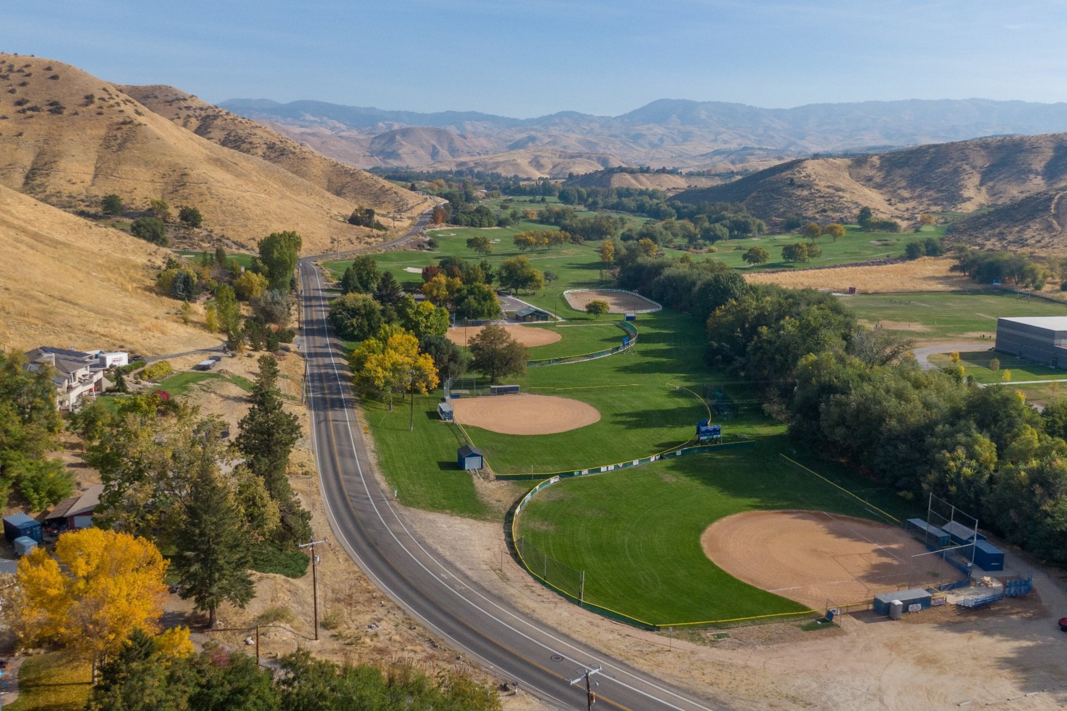  Opportunity to Subdivide - Build Homes With a City & Foothills View - 物件實景