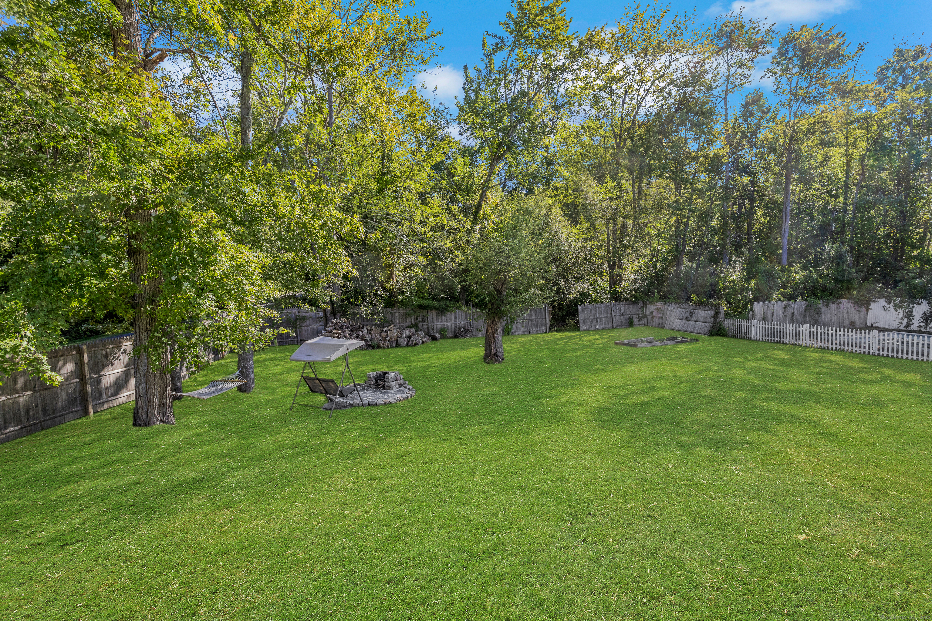 Brookfield, Connecticut, 06804, United States, 3 Bedrooms Bedrooms, ,2 BathroomsBathrooms,Residential,For Sale,1934306