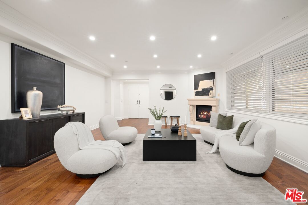 Los Angeles, California, 90049, United States, 2 Bedrooms Bedrooms, ,2 BathroomsBathrooms,Residential,For Sale,2002212