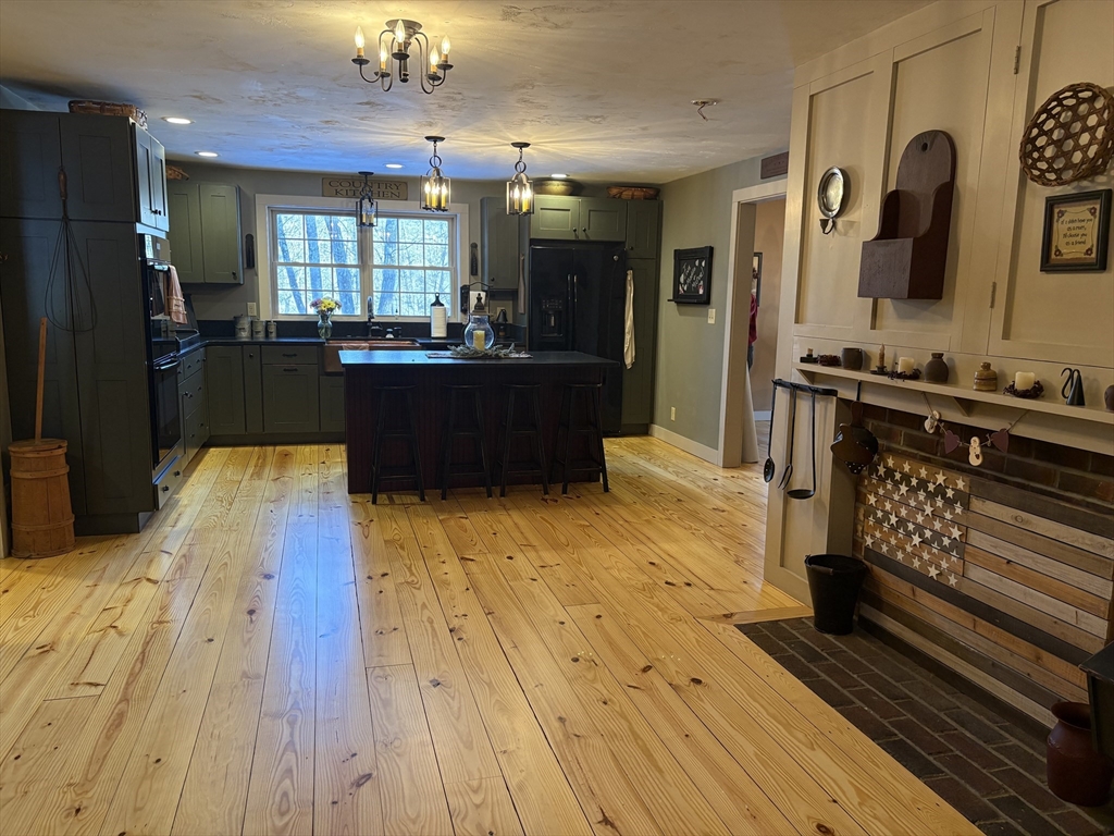 Northbridge, Massachusetts, 01588, United States, 4 Bedrooms Bedrooms, ,2 BathroomsBathrooms,Residential,For Sale,2015326