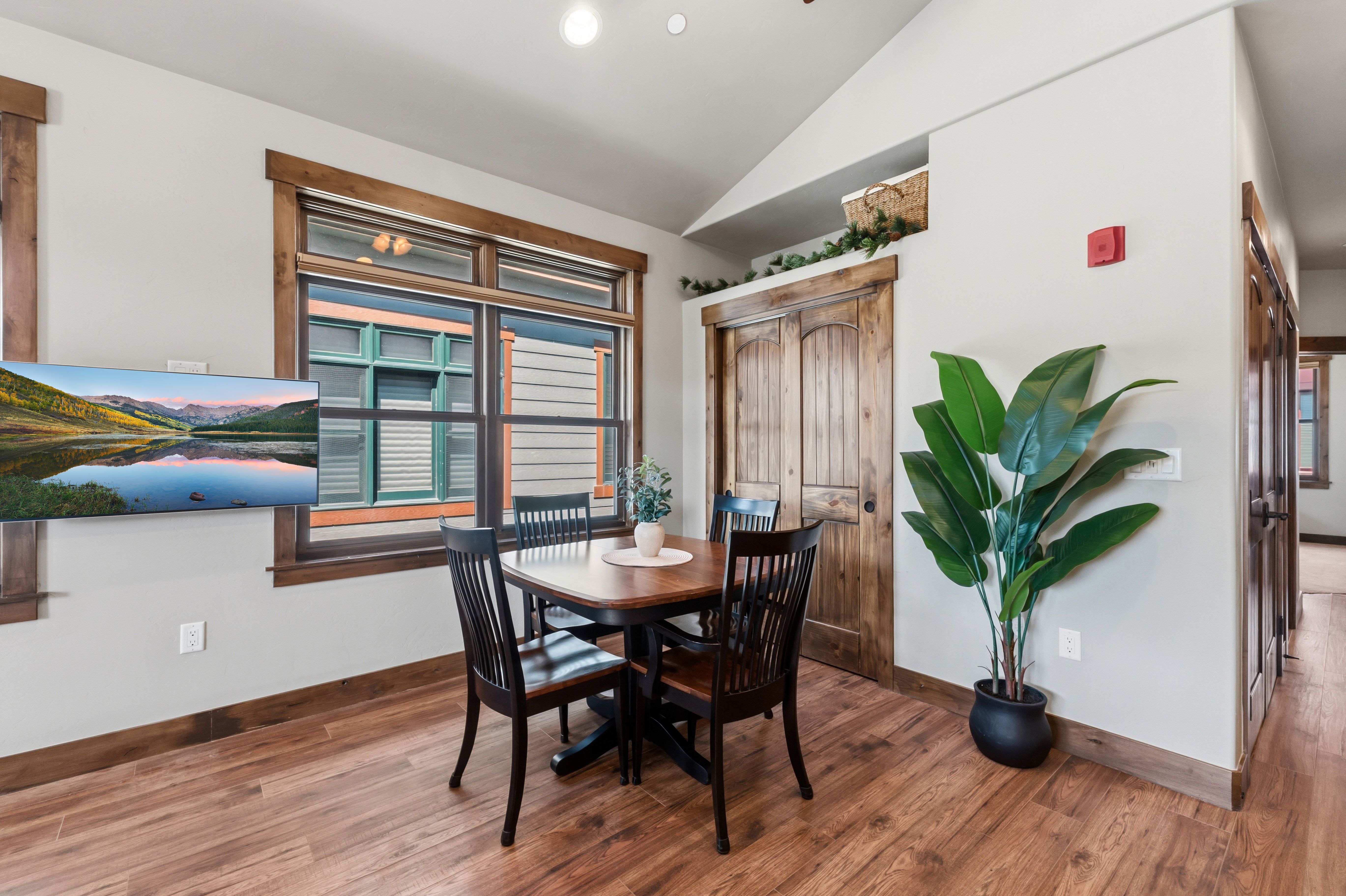 Light-Filled Corner Residence With Views of Mount Royal and Peak One - 物件實景