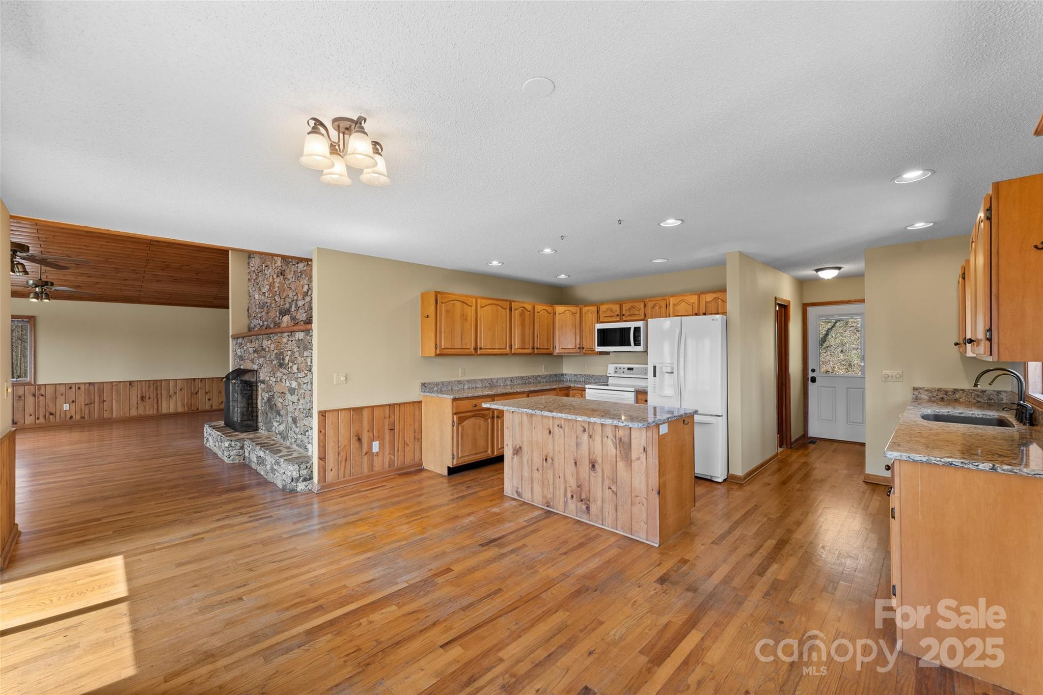 Maggie Valley, North Carolina, 28751, United States, 3 Bedrooms Bedrooms, ,3 BathroomsBathrooms,Residential,For Sale,1976067