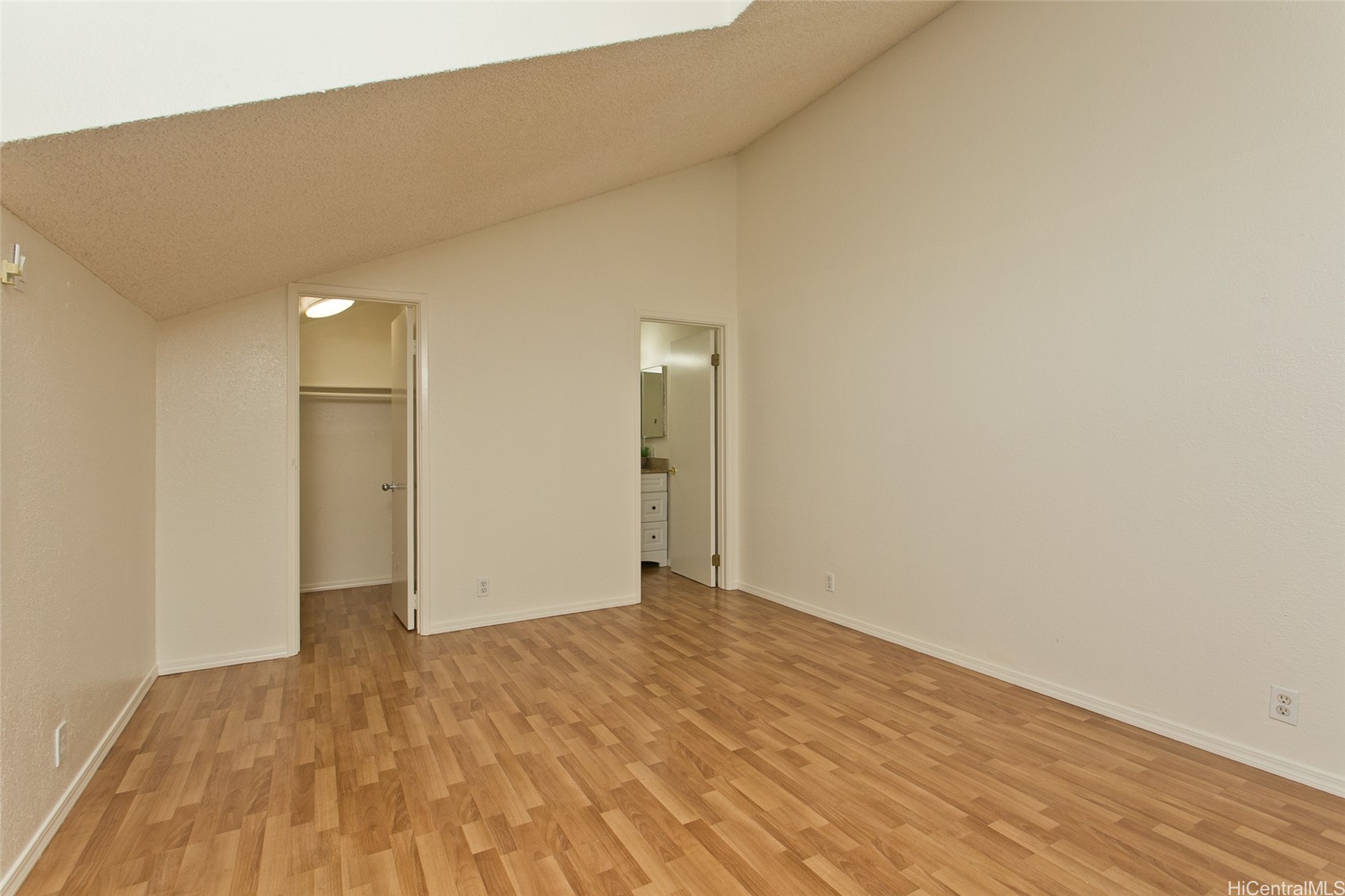 Honolulu, Hawaii, 96818, United States, 2 Bedrooms Bedrooms, ,2 BathroomsBathrooms,Residential,For Sale,1972744