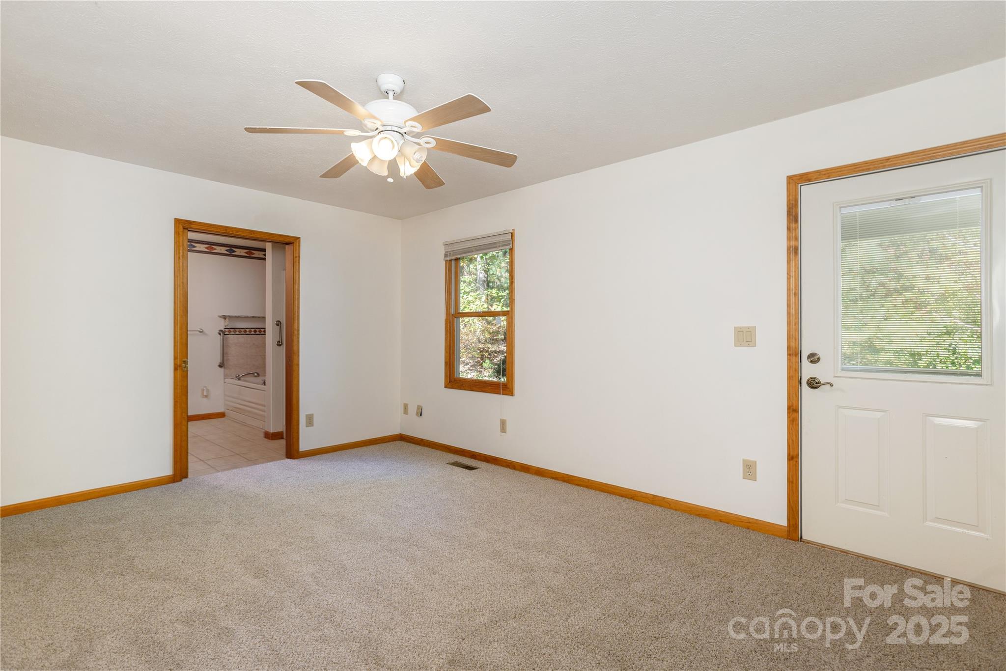 Hendersonville, North Carolina, 28792, United States, 3 Bedrooms Bedrooms, ,3 BathroomsBathrooms,Residential,For Sale,1975298