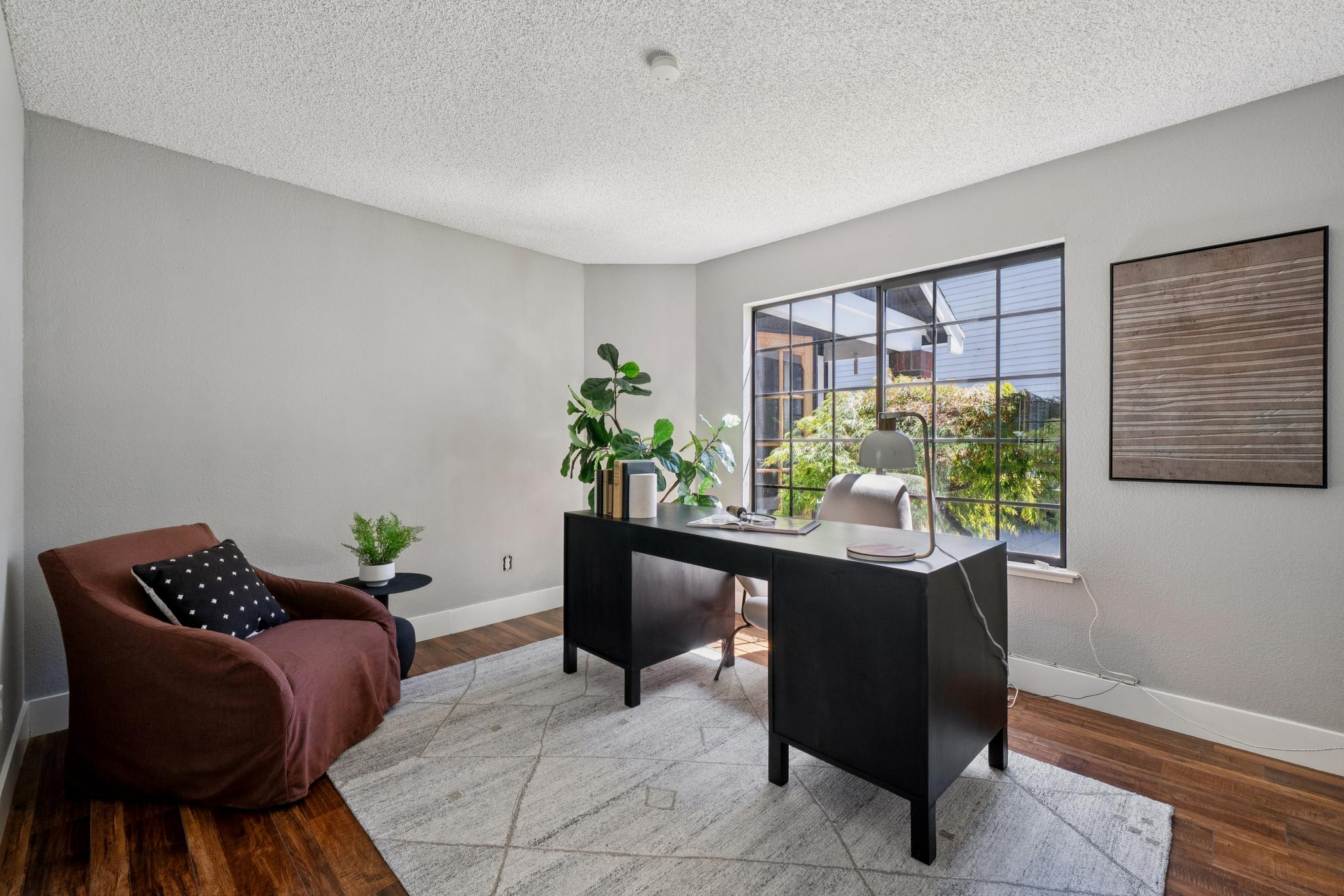  Beautifully Updated Home with Stunning Water Views - 物件實景