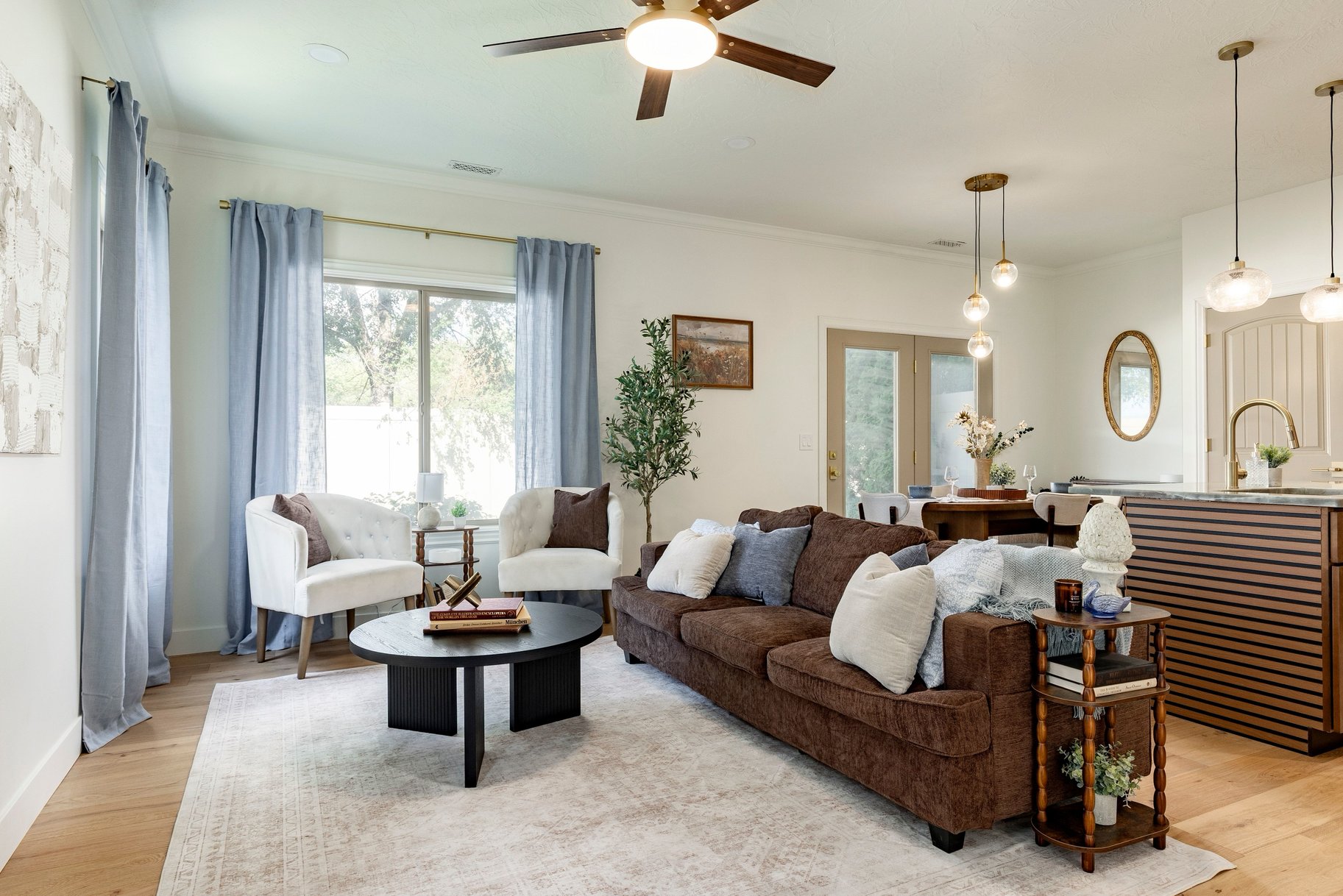  Fully Remodeled End-Unit in Prime Midvale Location - 物件實景