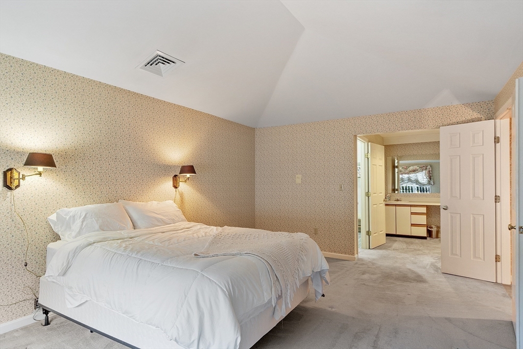 Worcester, Massachusetts, 01609, United States, 3 Bedrooms Bedrooms, ,4 BathroomsBathrooms,Residential,For Sale,1987815