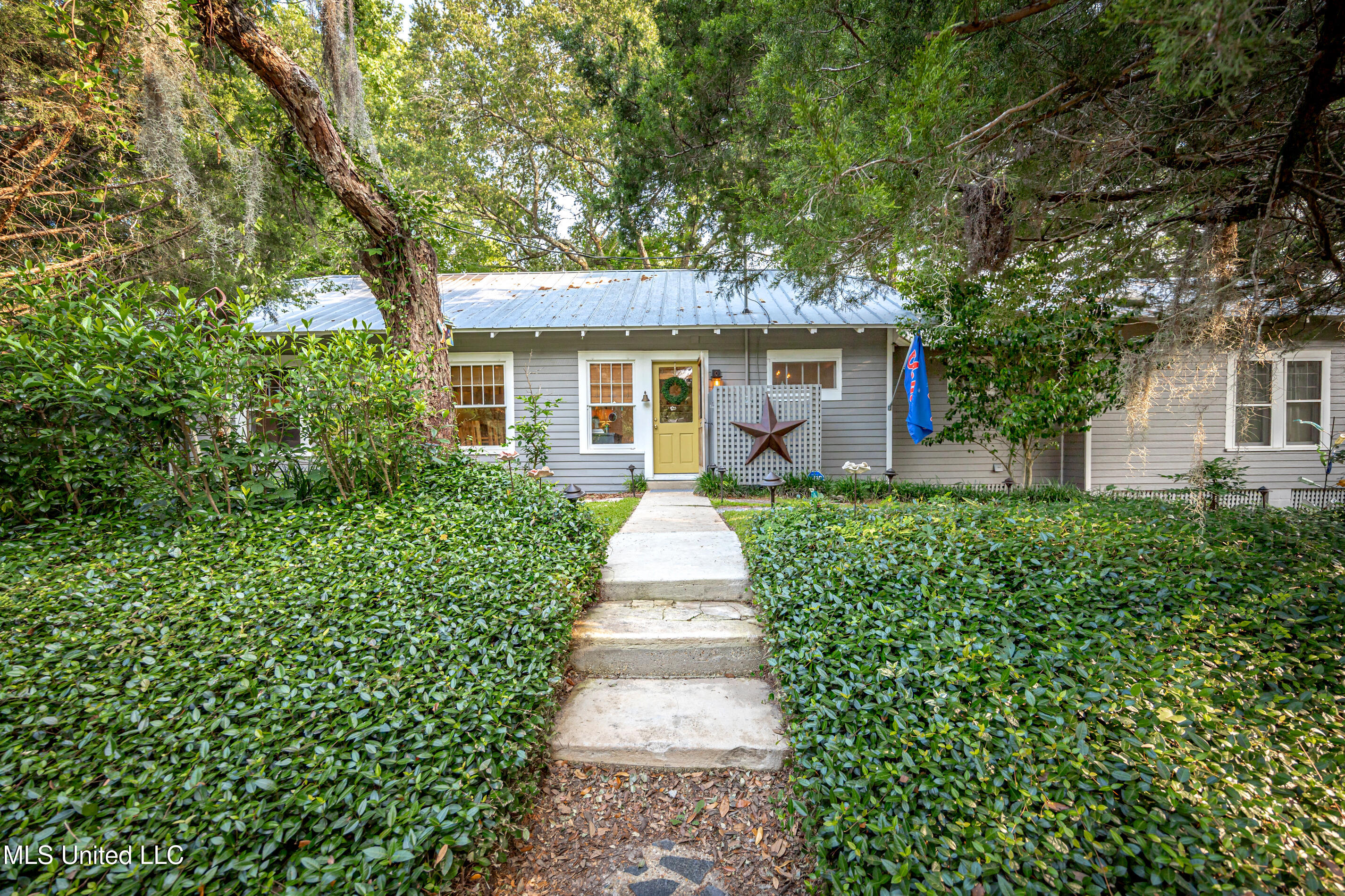 Ocean Springs, Mississippi, 39564, United States, 3 Bedrooms Bedrooms, ,2 BathroomsBathrooms,Residential,For Sale,1987573