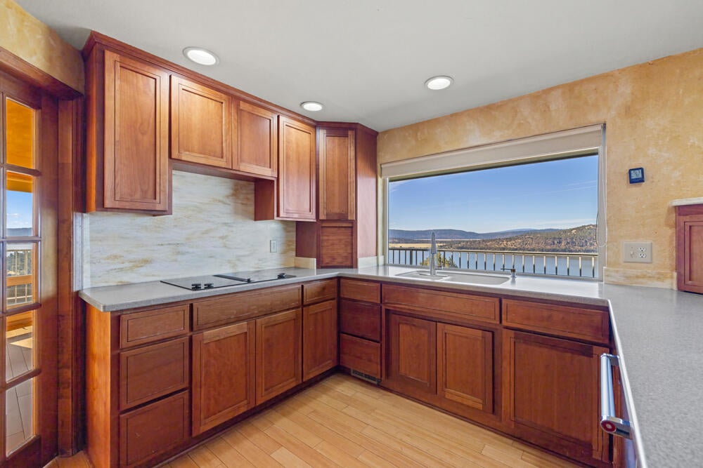 Klamath Falls, Oregon, 97601, United States, 4 Bedrooms Bedrooms, ,4 BathroomsBathrooms,Residential,For Sale,1804036