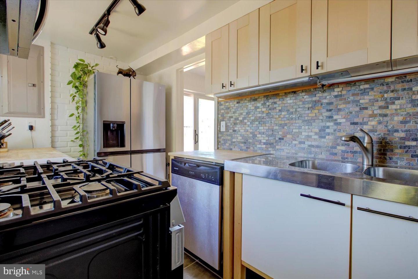 Arlington, Virginia, 22204, United States, 2 Bedrooms Bedrooms, ,1 BathroomBathrooms,Residential,For Sale,1951010