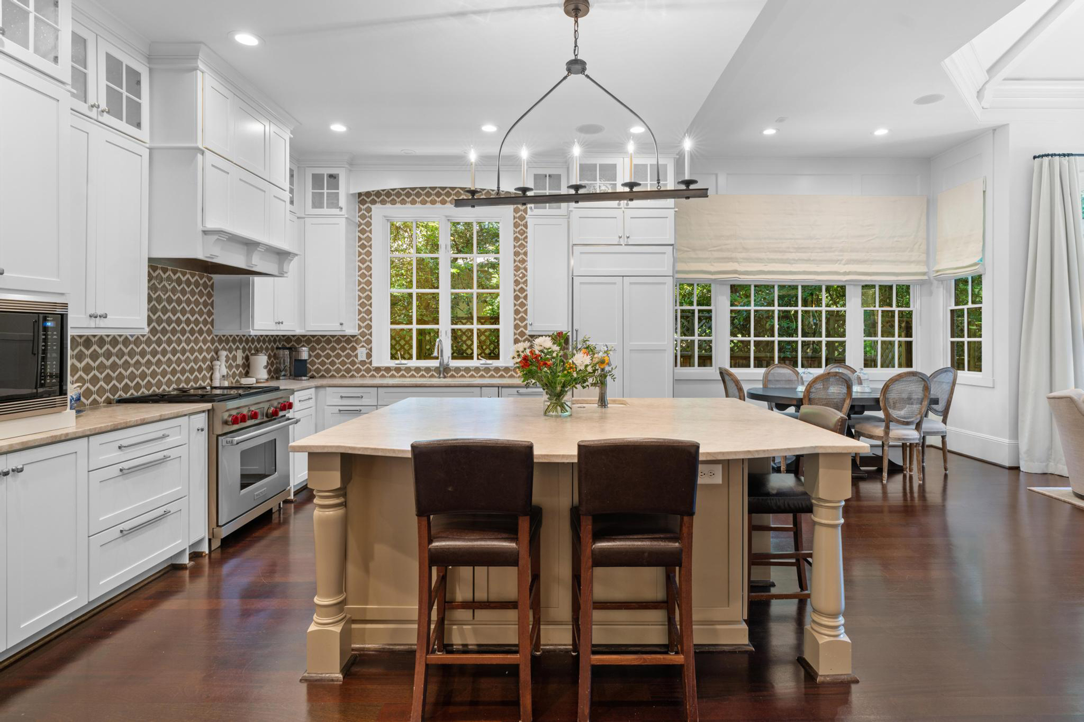  Sophisticated Newer Custom-built Home in Desirable Garden Hills - 物件實景